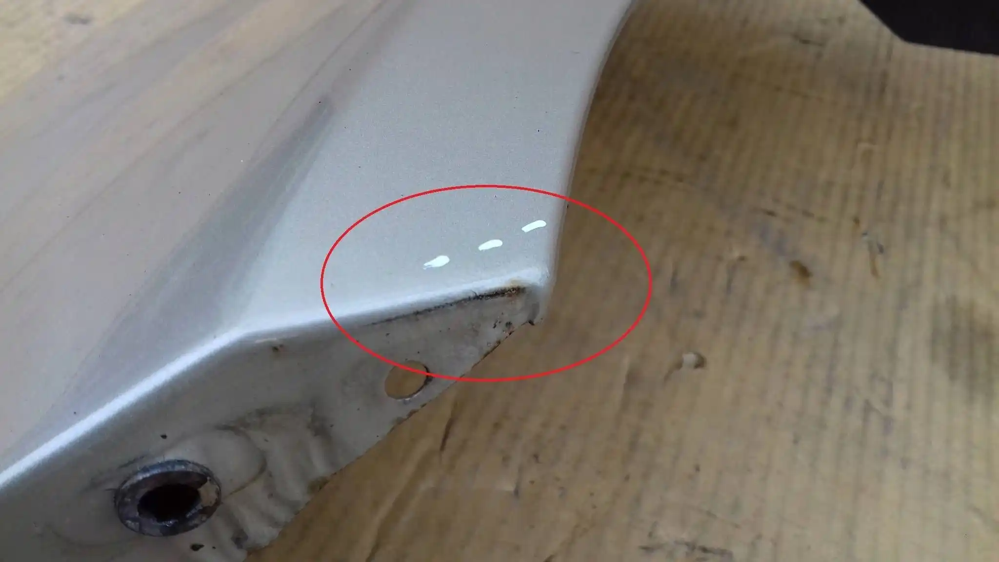 BŁOTNIK LEWY PRZÓD PRZEDNI FIAT LINEA 07-15 LAK. 261A