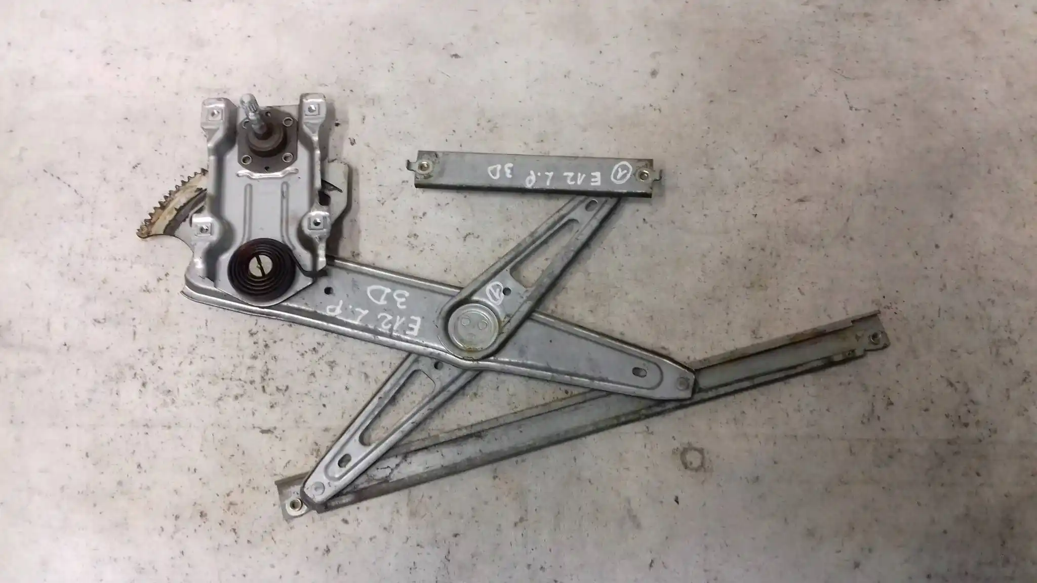 MECHANIZM SZYBY MANUALNY LEWY PRZÓD PRZEDNI TOYOTA COROLLA E12 3D 01-07