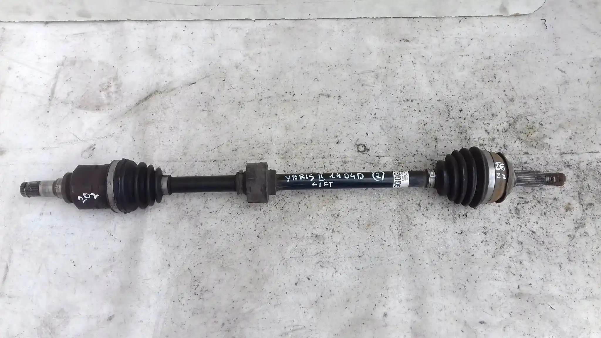 PÓŁOŚ PRAWA DŁUGA 434100D180D TOYOTA YARIS II 1.4 D4D 05-