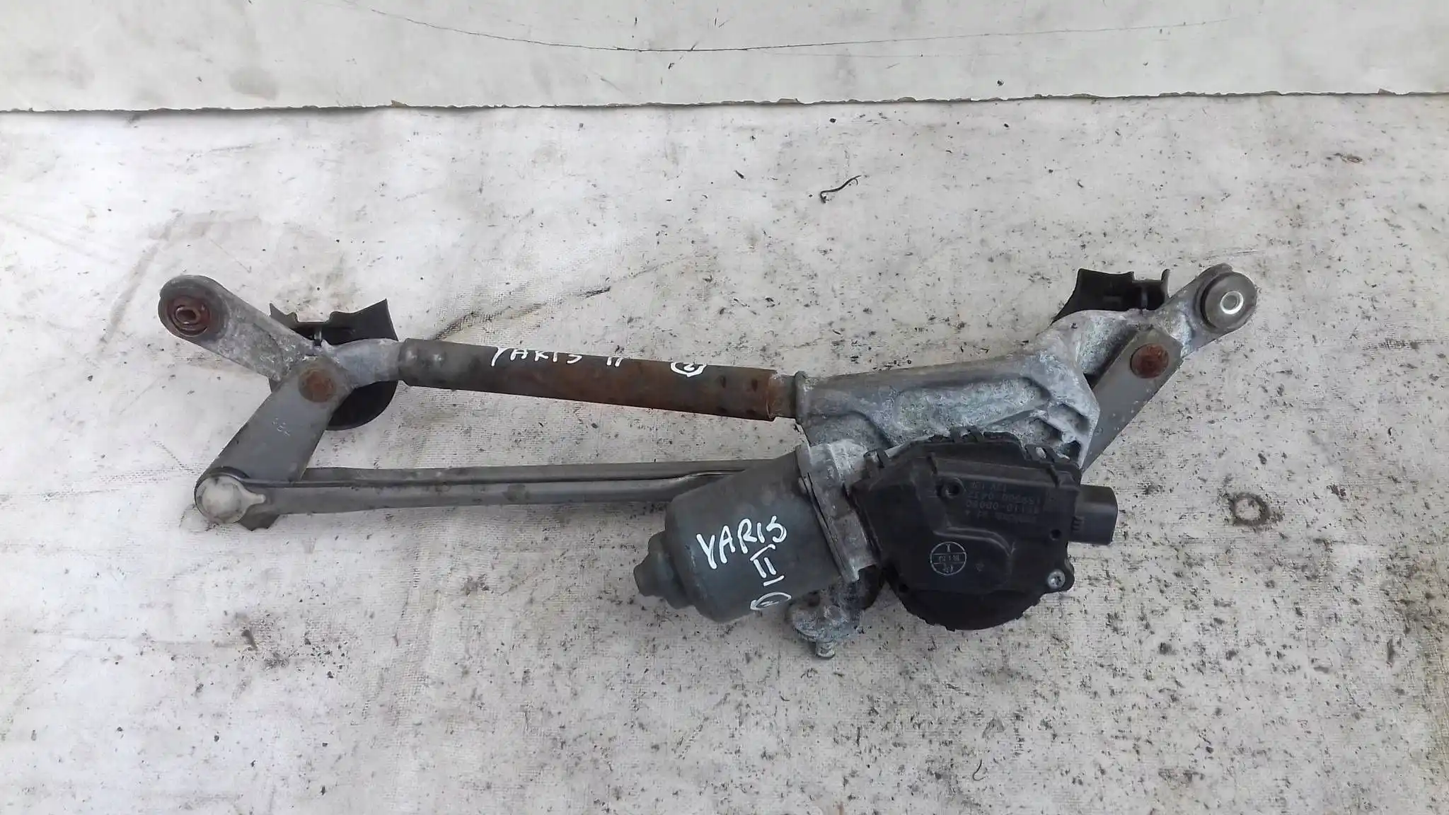 MECHANIZM SILNICZEK WYCIERACZEK PRZÓD 851100D080 TOYOTA YARIS II 05-