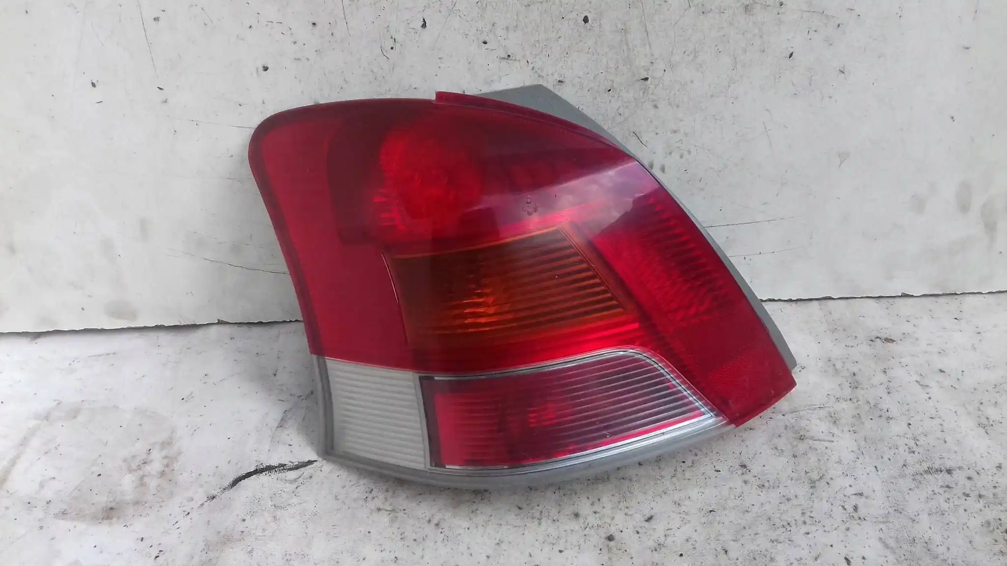 LAMPA LEWY TYŁ TYLNA LED TOYOTA YARIS II LIFT HB 09-11