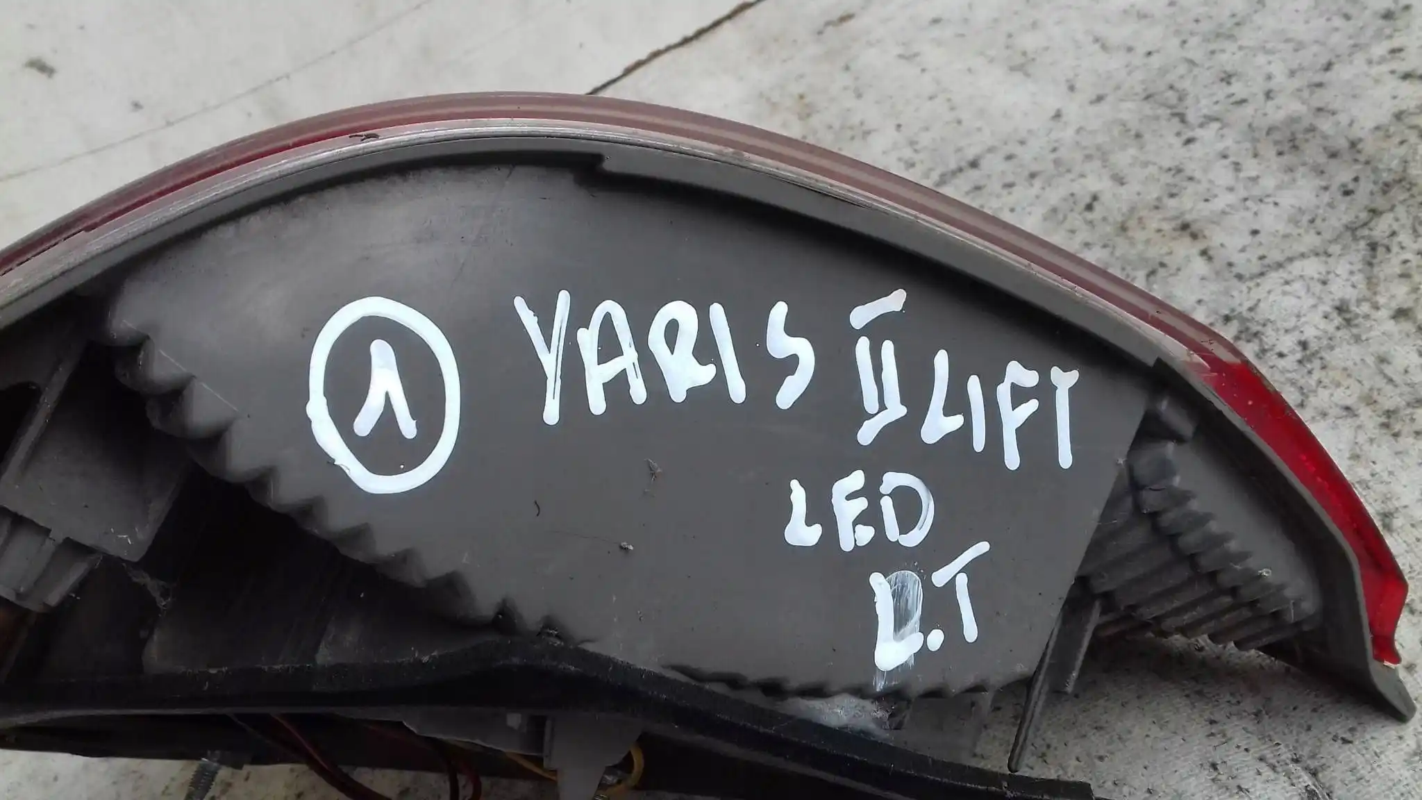 LAMPA LEWY TYŁ TYLNA LED TOYOTA YARIS II LIFT HB 09-11