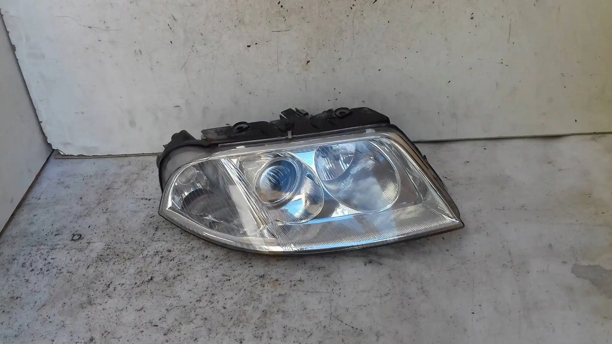 LAMPA PRAWY PRZÓD PRZEDNIA VW PASSAT B5 LIFT 00--05
