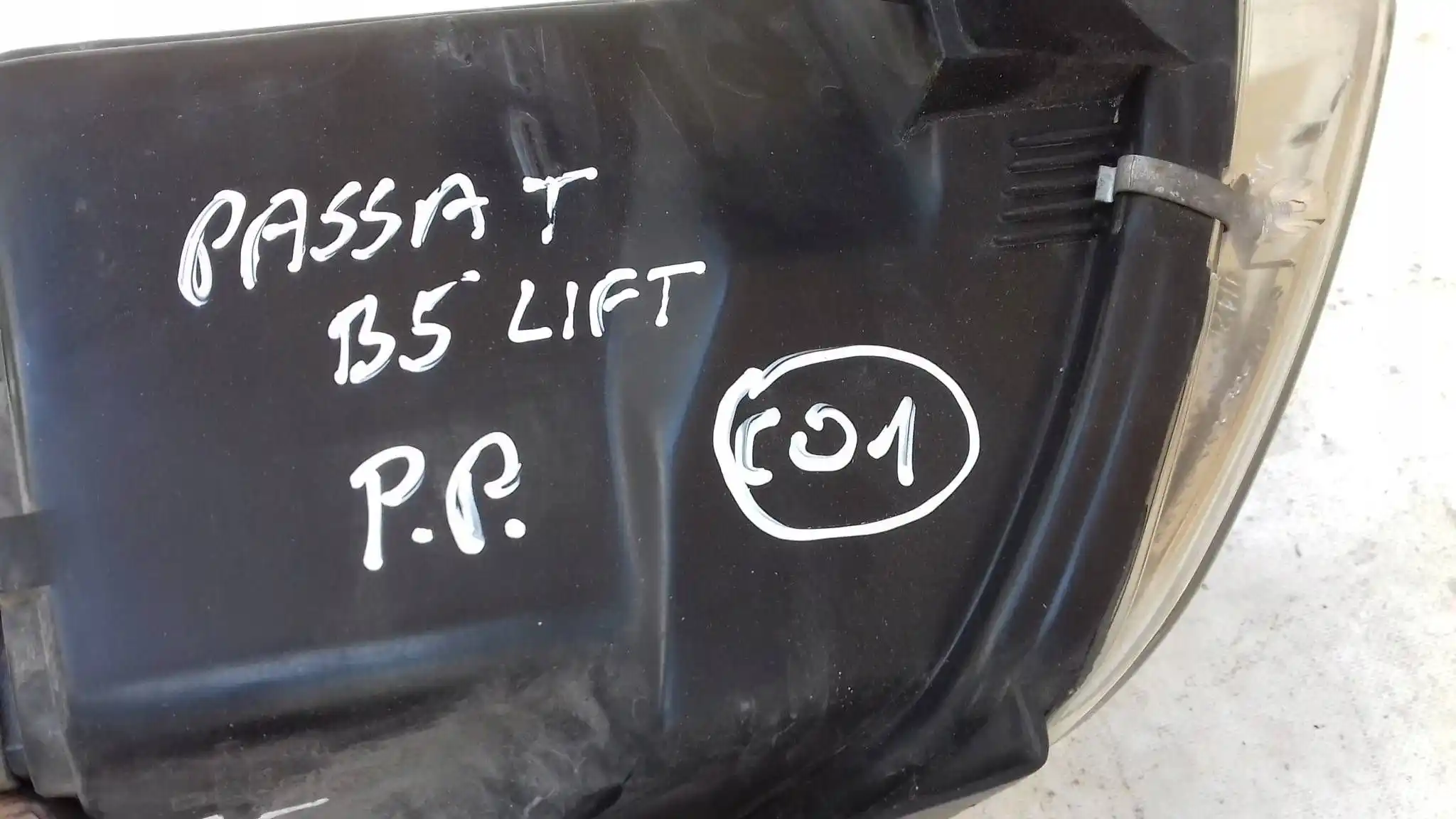 LAMPA PRAWY PRZÓD PRZEDNIA VW PASSAT B5 LIFT 00--05