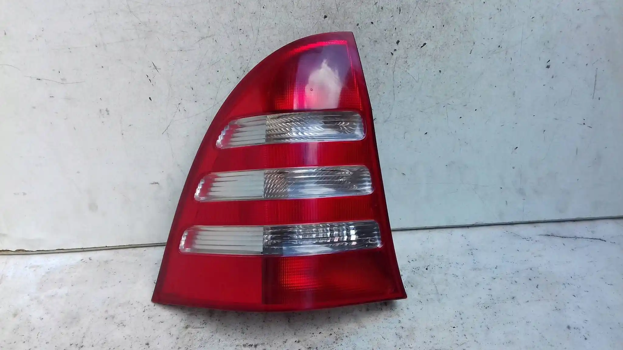 LAMPA LEWY TYŁ TYLNA MERCEDES C KLASA W203 KOMBI 00-