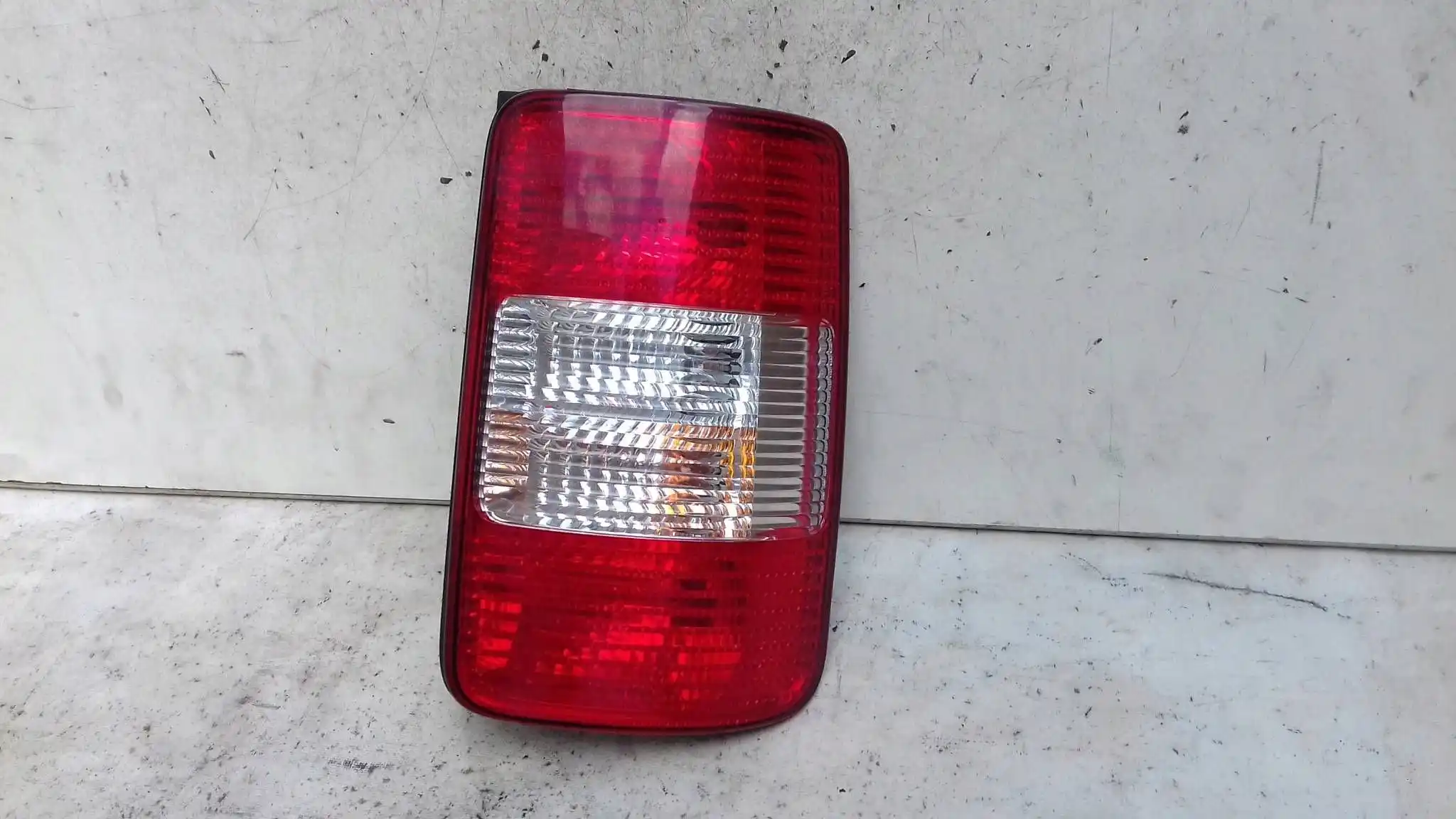LAMPA PRAWY TYŁ TYLNA VW CADDY III 03-09