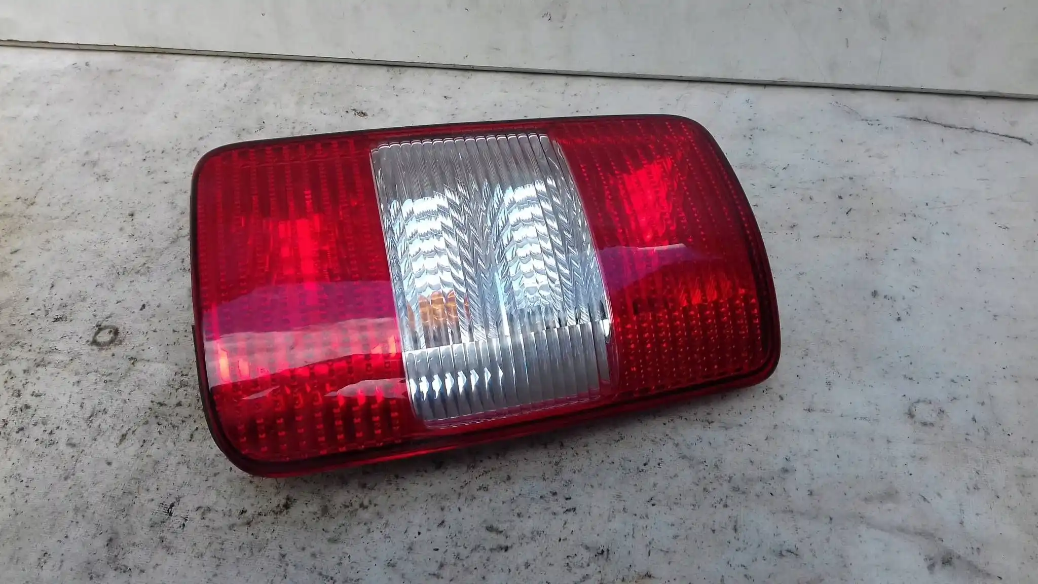 LAMPA PRAWY TYŁ TYLNA VW CADDY III 03-09