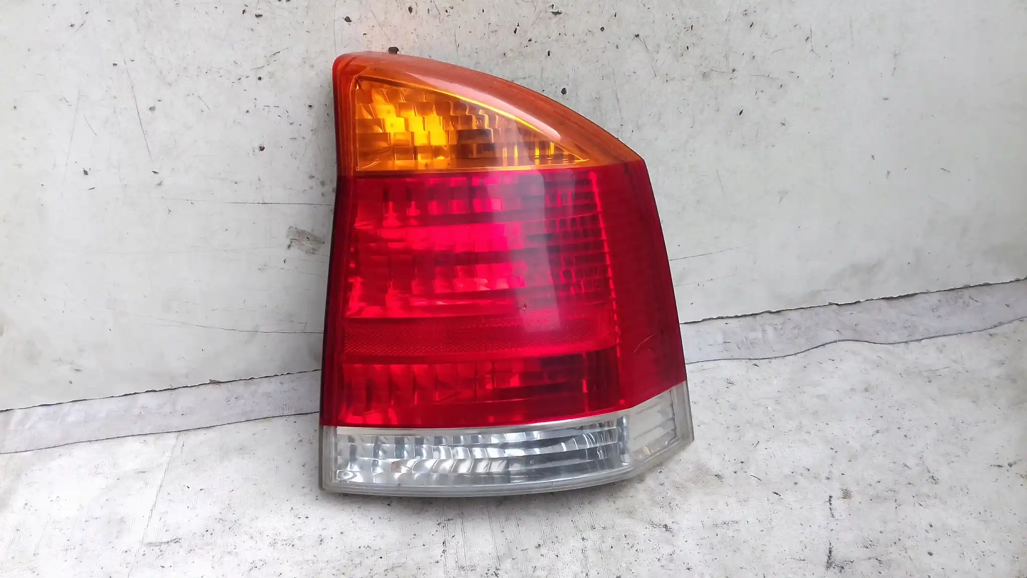 LAMPA PRAWY TYŁ TYLNA OPEL VECTRA C SEDAN 02-05