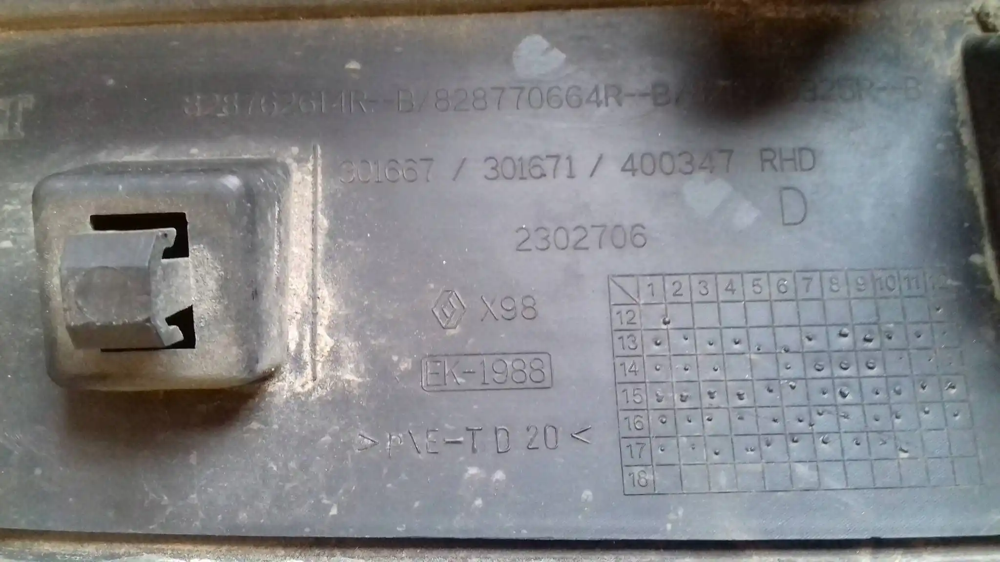 LISTWA DRZWI PRAWY TYŁ TYLNA 828770664R RENAULT CLIO IV 12-