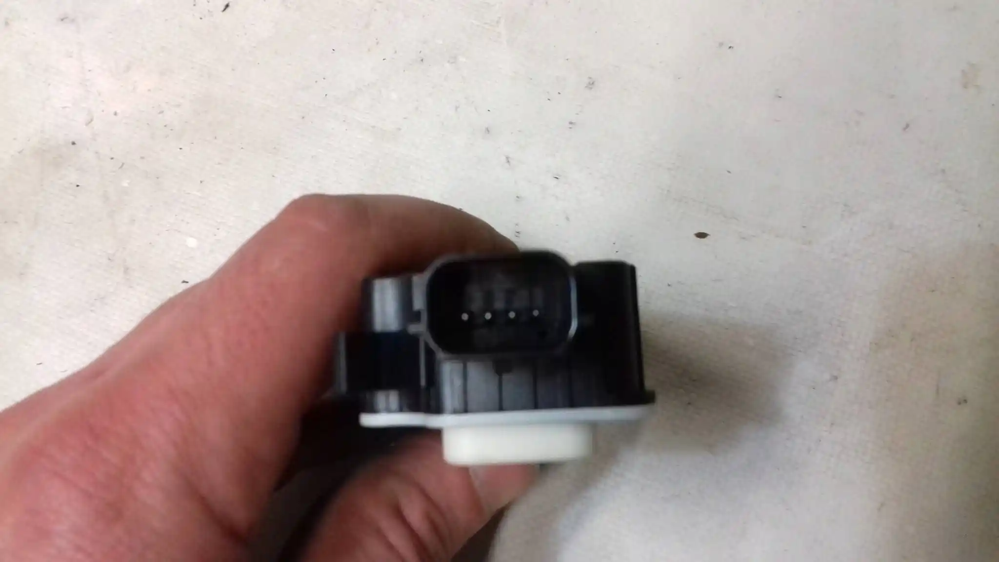 SILNICZEK ŻALUZJI CHŁODNICY 6877R1003A FORD FOCUS MK4 18-