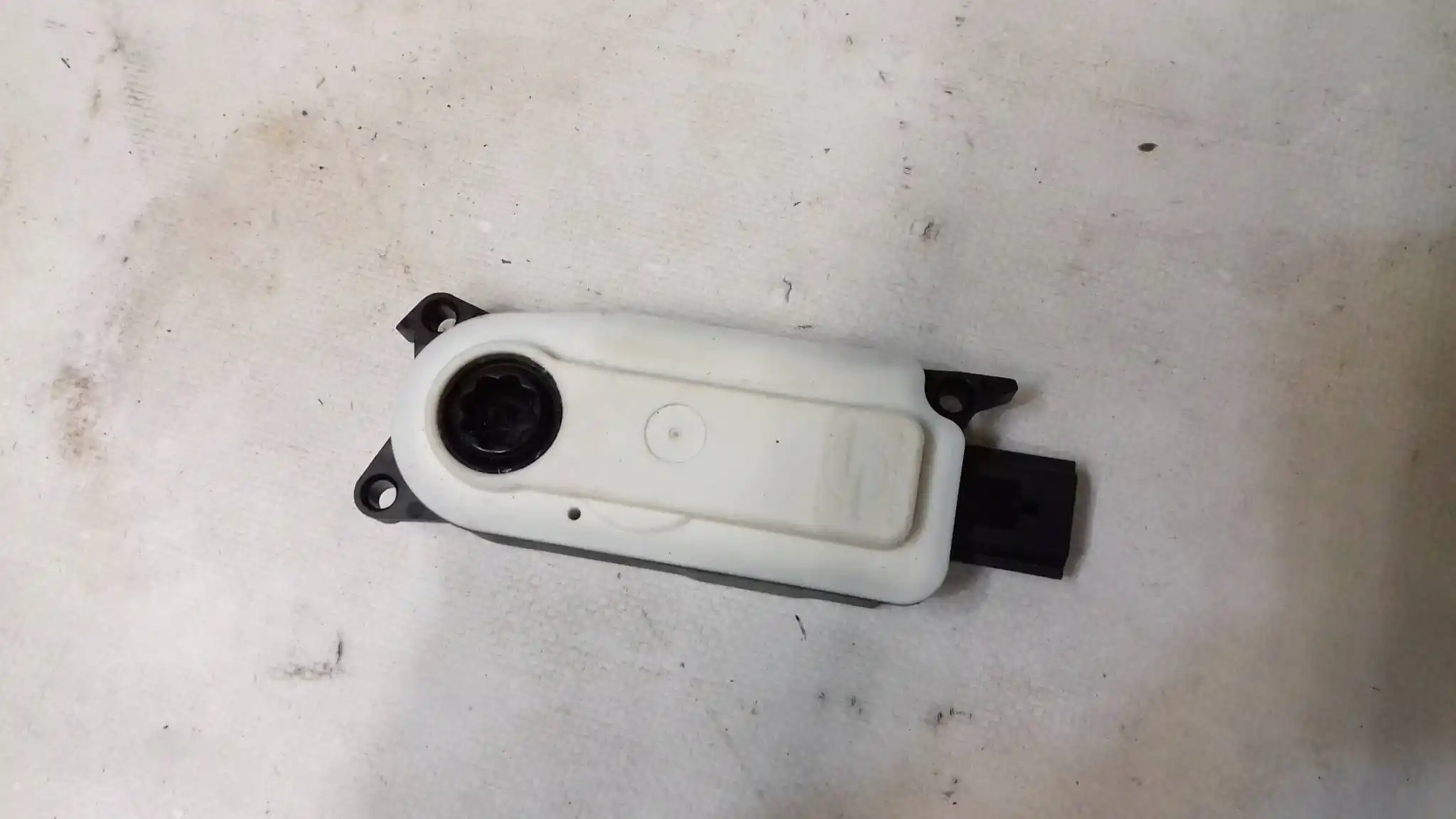 SILNICZEK ŻALUZJI CHŁODNICY 6877R1003A FORD FOCUS MK4 18-