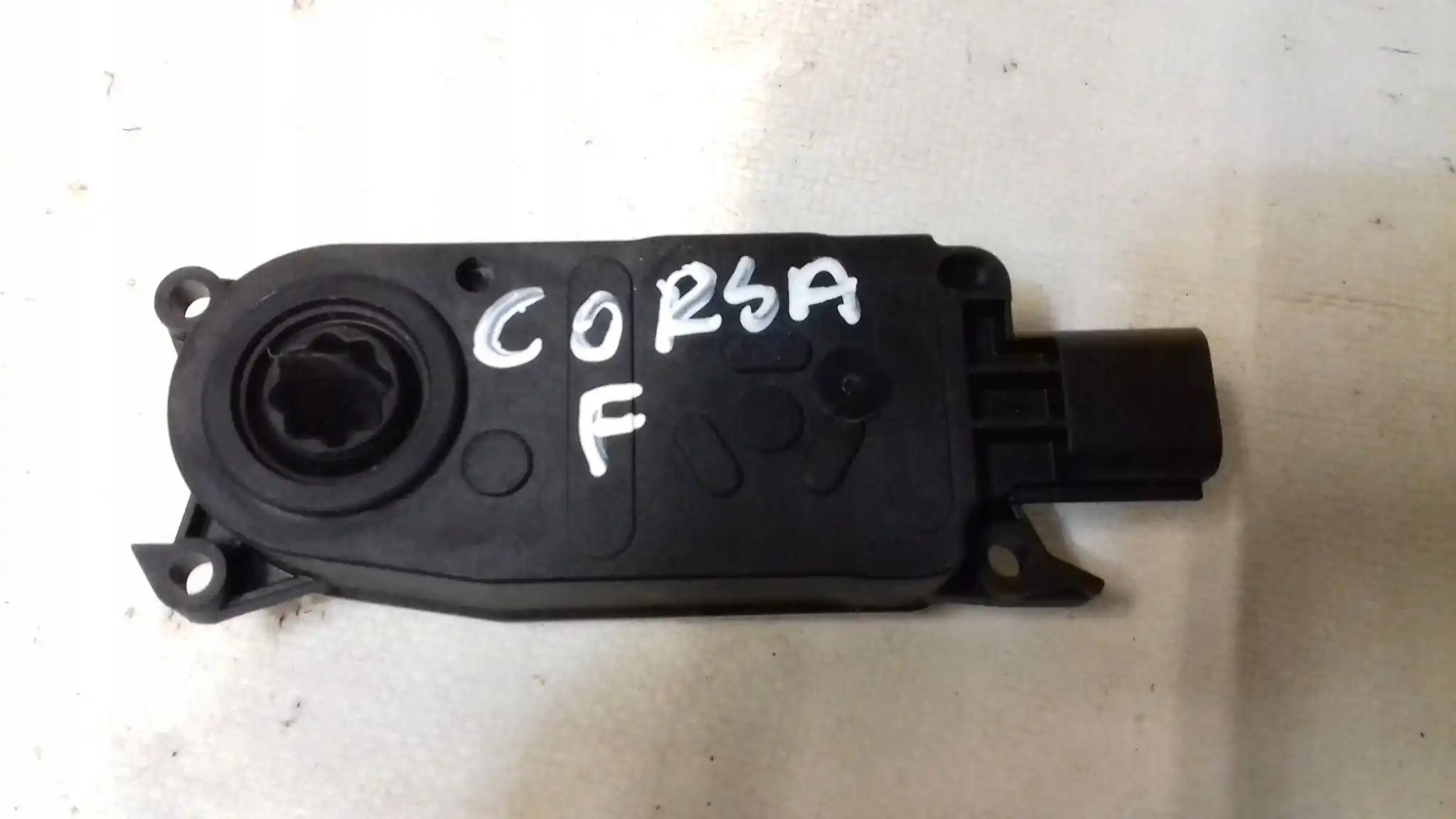 SILNICZEK ŻALUZJI CHŁODNICY 6877R1003A FORD FOCUS MK4 18-