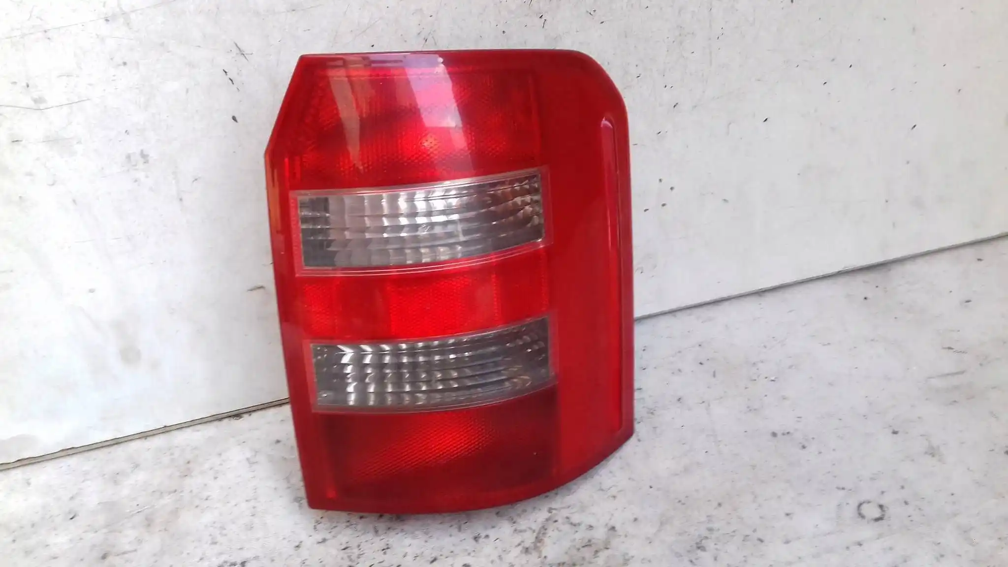 LAMPA PRAWY TYŁ TYLNA AUDI A2 99-