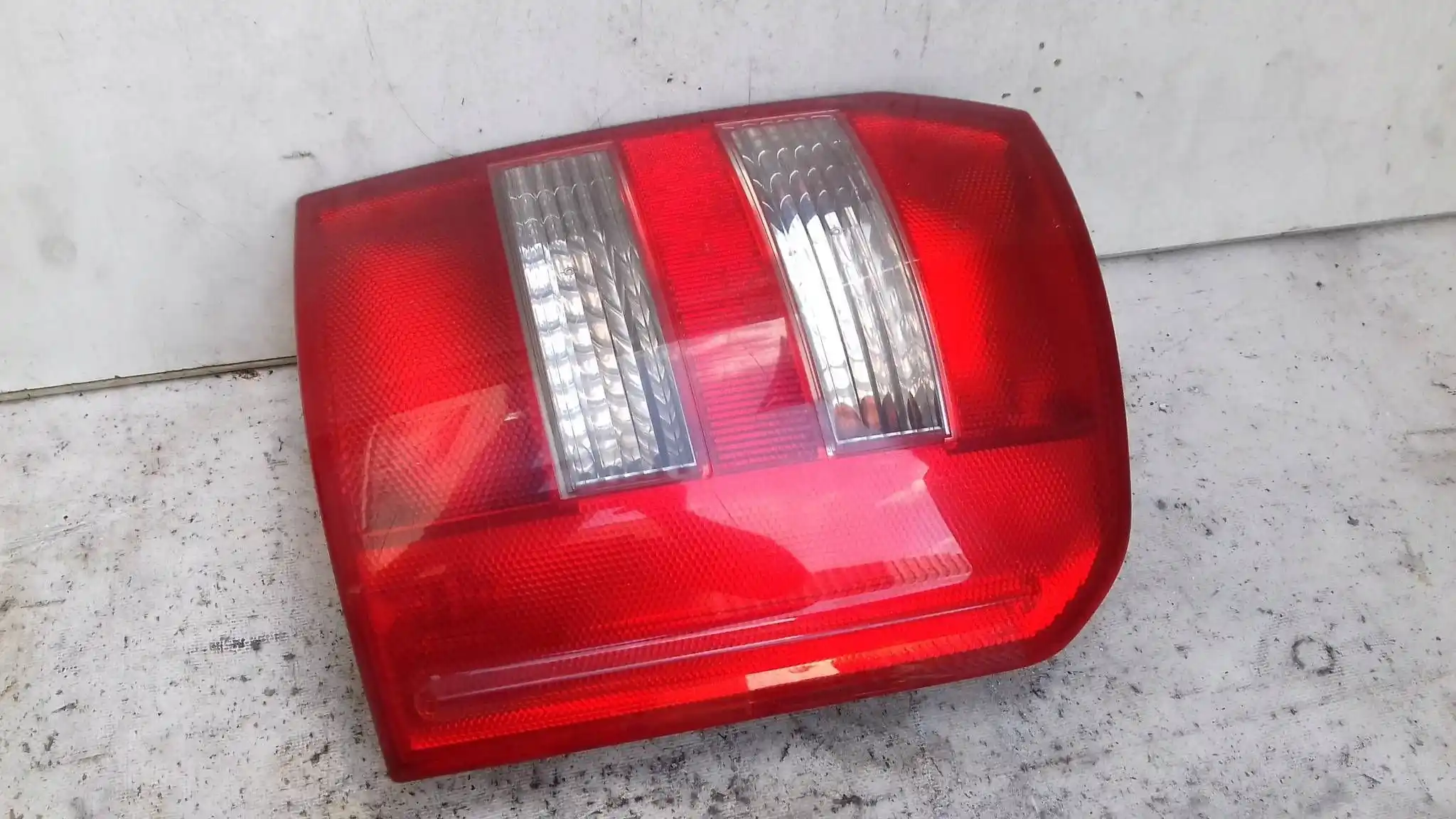 LAMPA PRAWY TYŁ TYLNA AUDI A2 99-