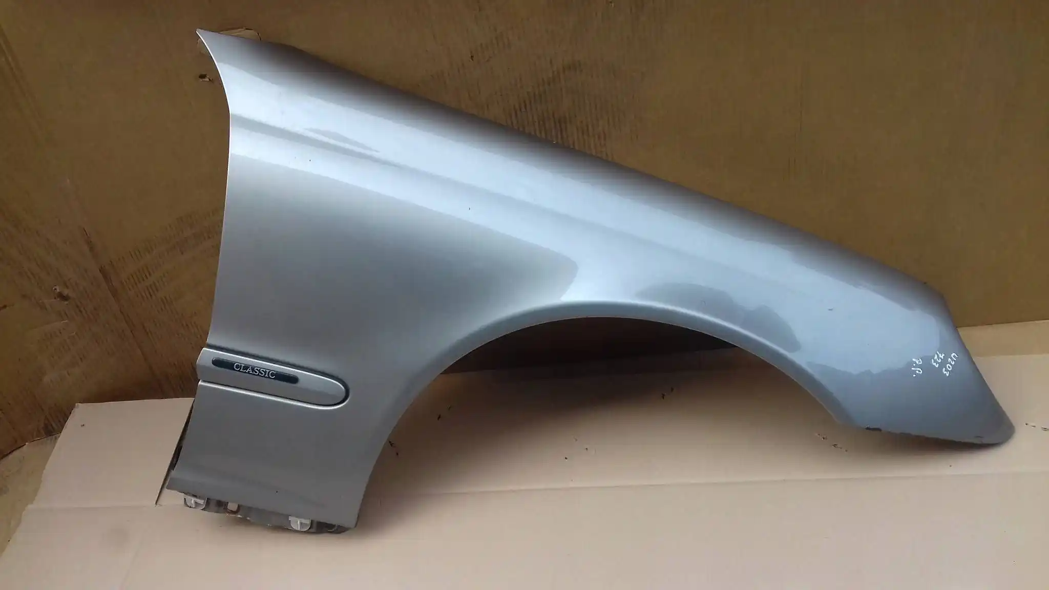 BŁOTNIK PRAWY PRZÓD PRZEDNI MERCEDES C-KLASA W203 00-07 723