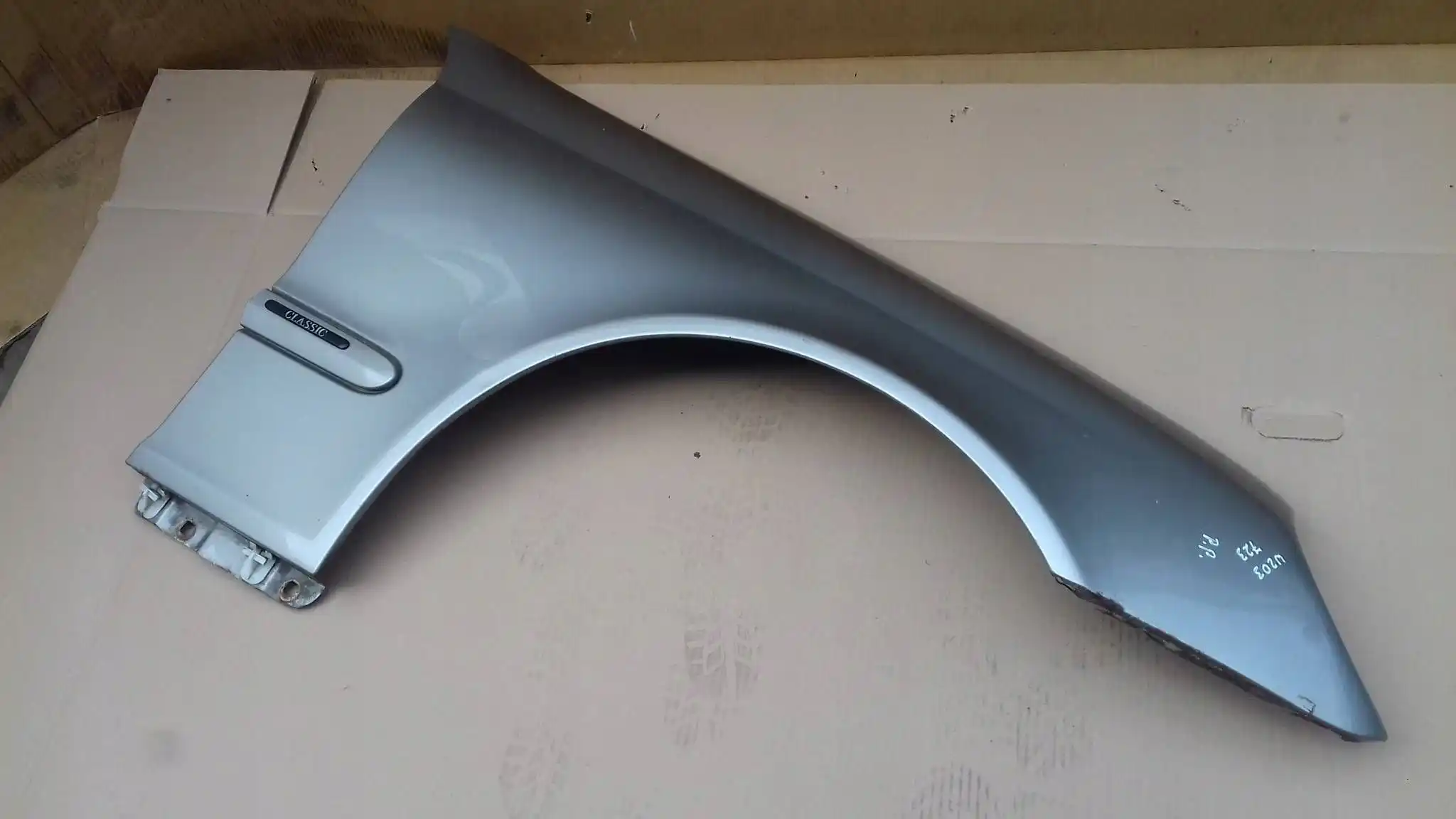 BŁOTNIK PRAWY PRZÓD PRZEDNI MERCEDES C-KLASA W203 00-07 723