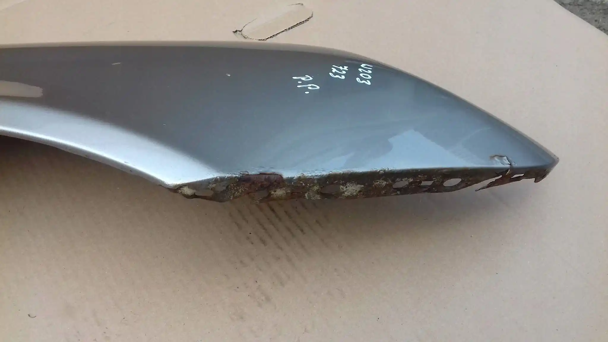 BŁOTNIK PRAWY PRZÓD PRZEDNI MERCEDES C-KLASA W203 00-07 723