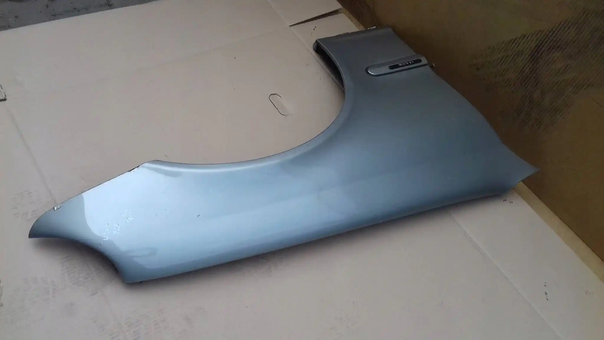 BŁOTNIK PRAWY PRZÓD PRZEDNI MERCEDES C-KLASA W203 00-07 723
