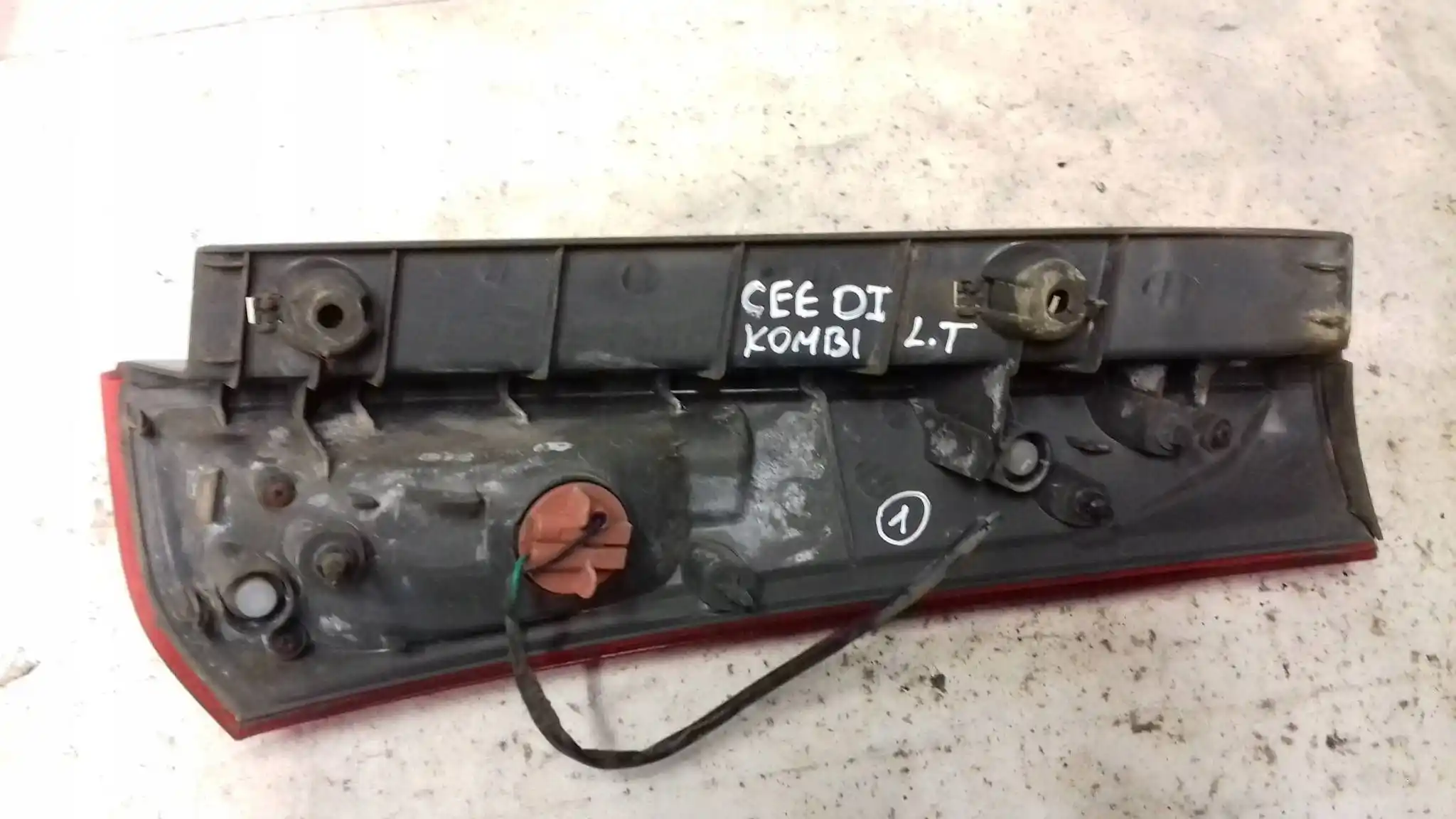 LAMPA LEWY TYŁ TYLNA KIA CEED I SW KOMBI 06-09