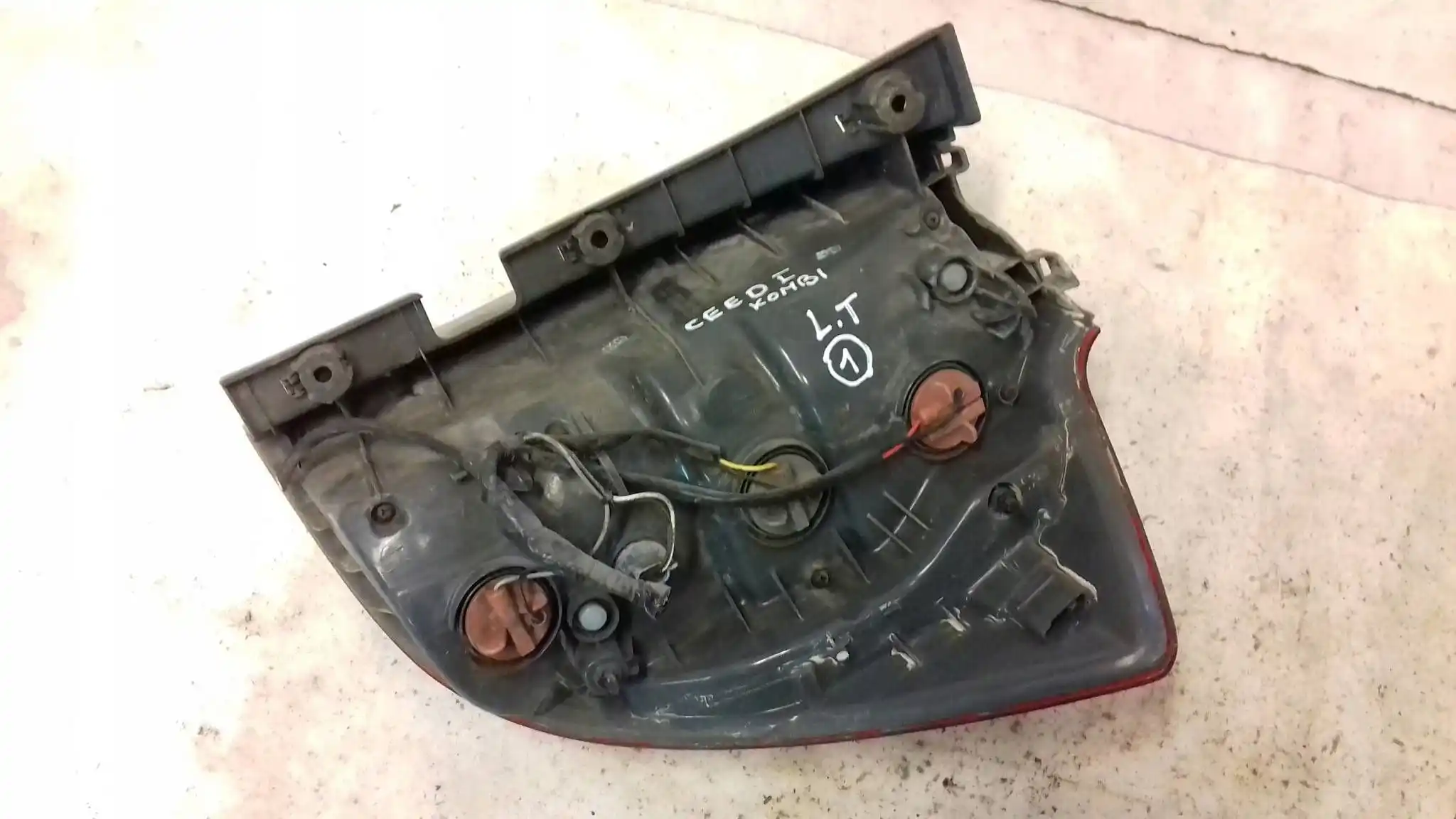 LAMPA LEWY TYŁ TYLNA KIA CEED I SW KOMBI 06-09