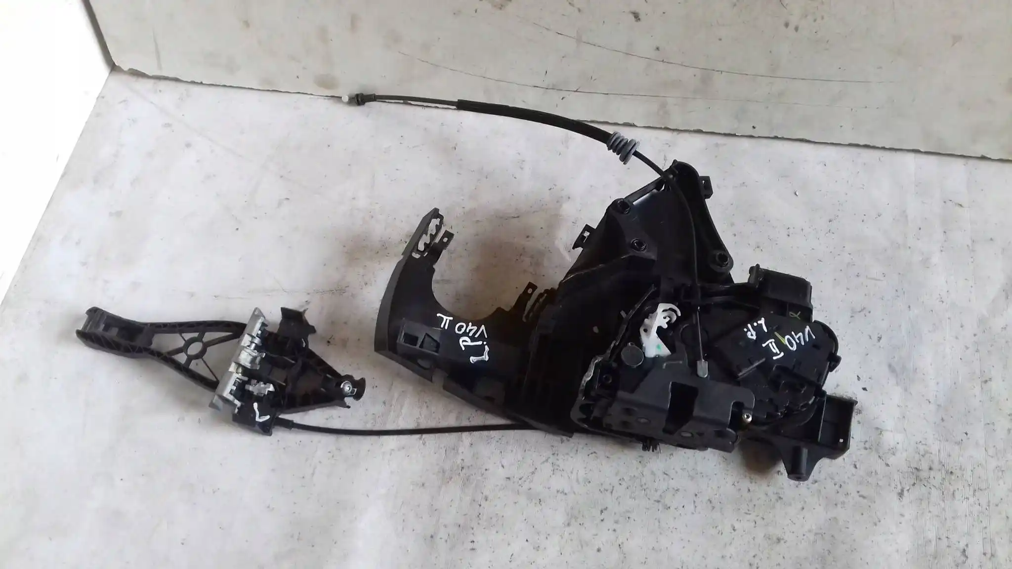 ZAMEK DRZWI LEWY PRZÓD 30699784 VOLVO S40 II 04-