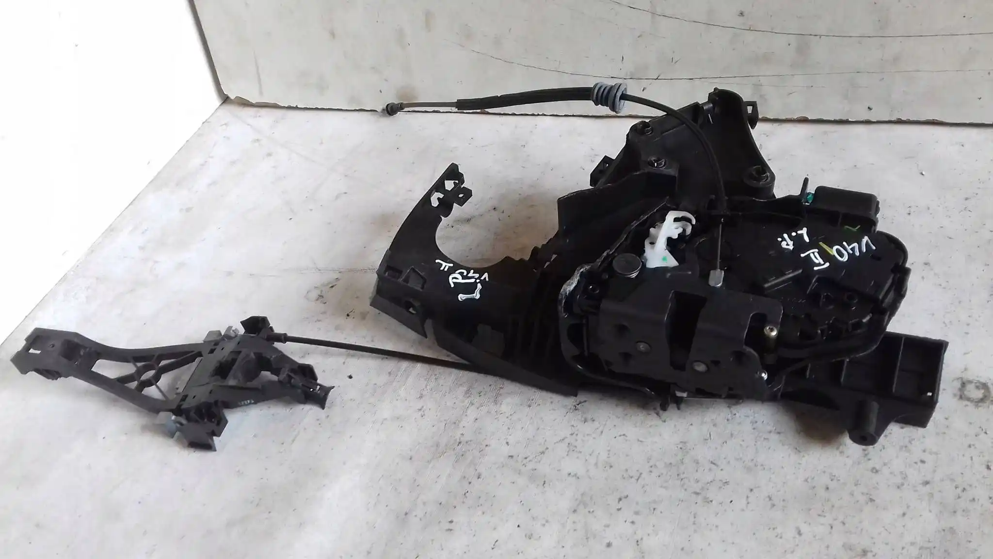 ZAMEK DRZWI LEWY PRZÓD 30699784 VOLVO S40 II 04-