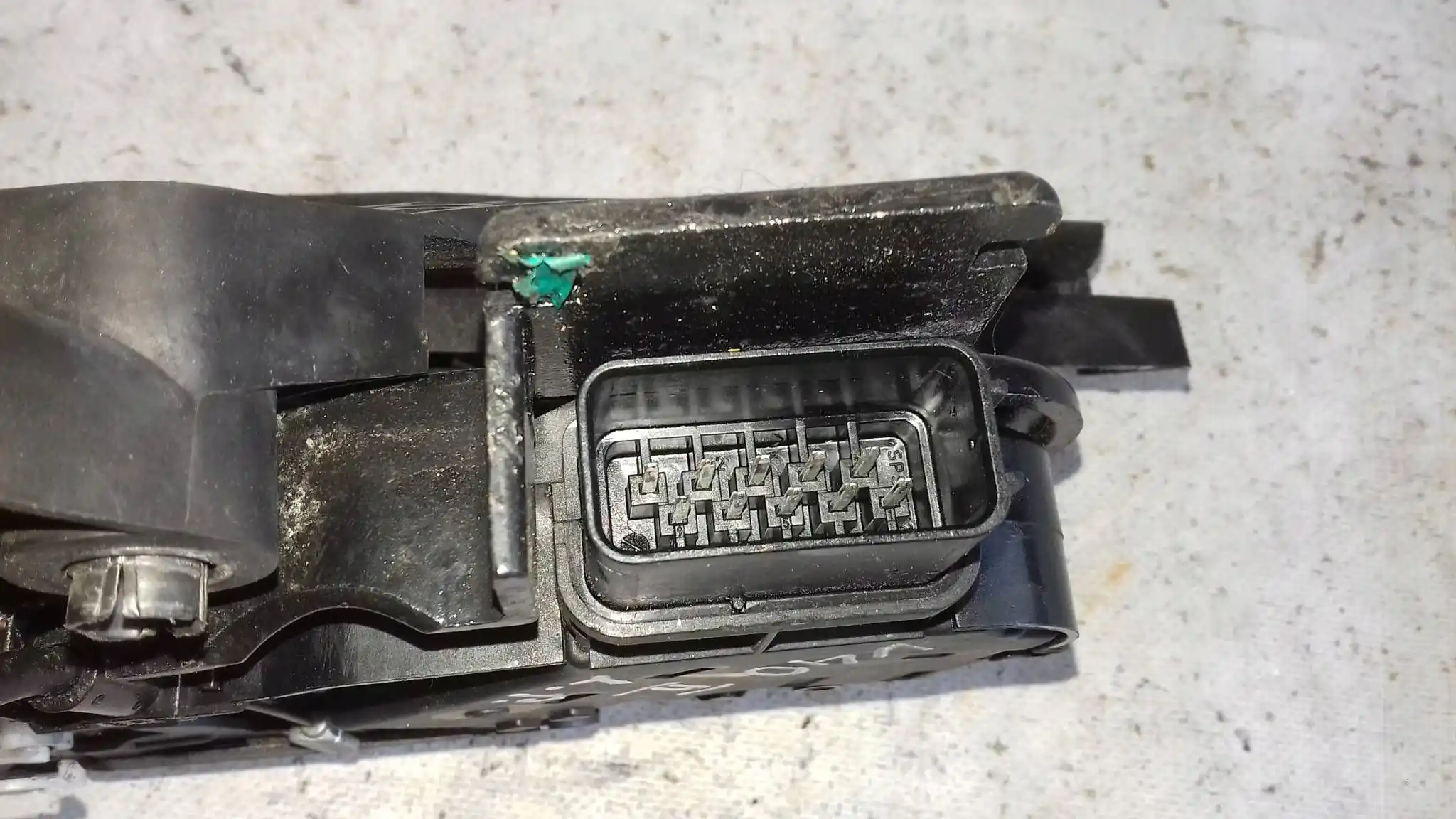 ZAMEK DRZWI LEWY PRZÓD 30699784 VOLVO S40 II 04-