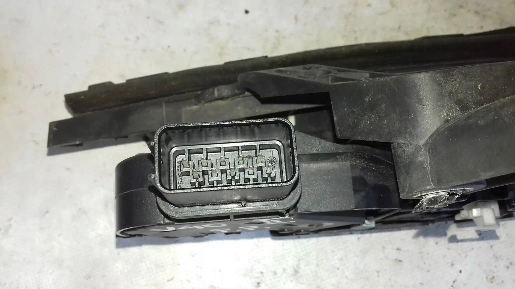 ZAMEK DRZWI PRAWY PRZÓD 30699793 VOLVO S40 II 04-