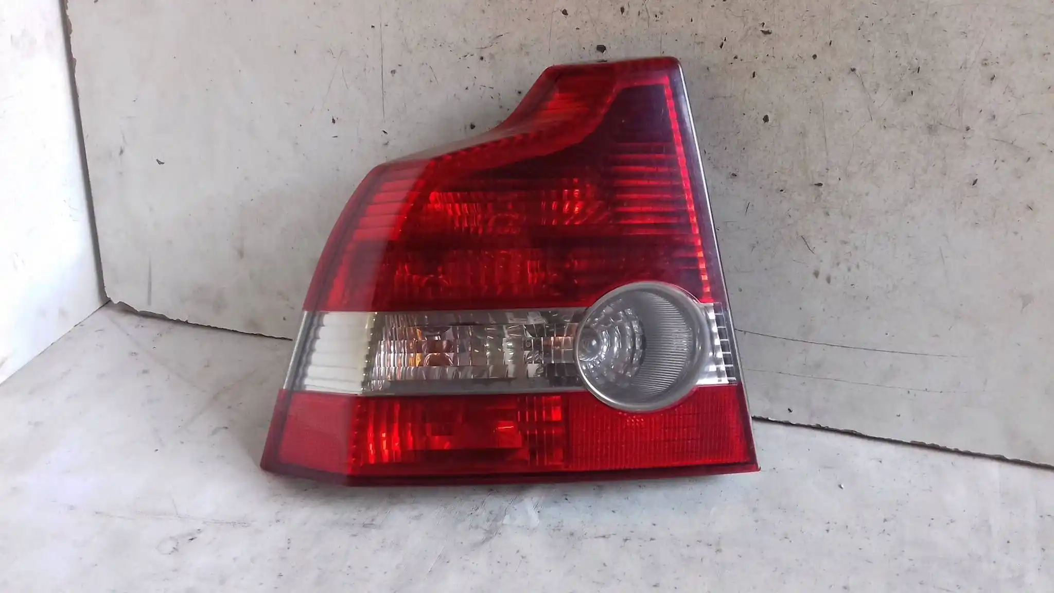 LAMPA LEWY TYŁ TYLNA 30698912 VOLVO S40 II 04-