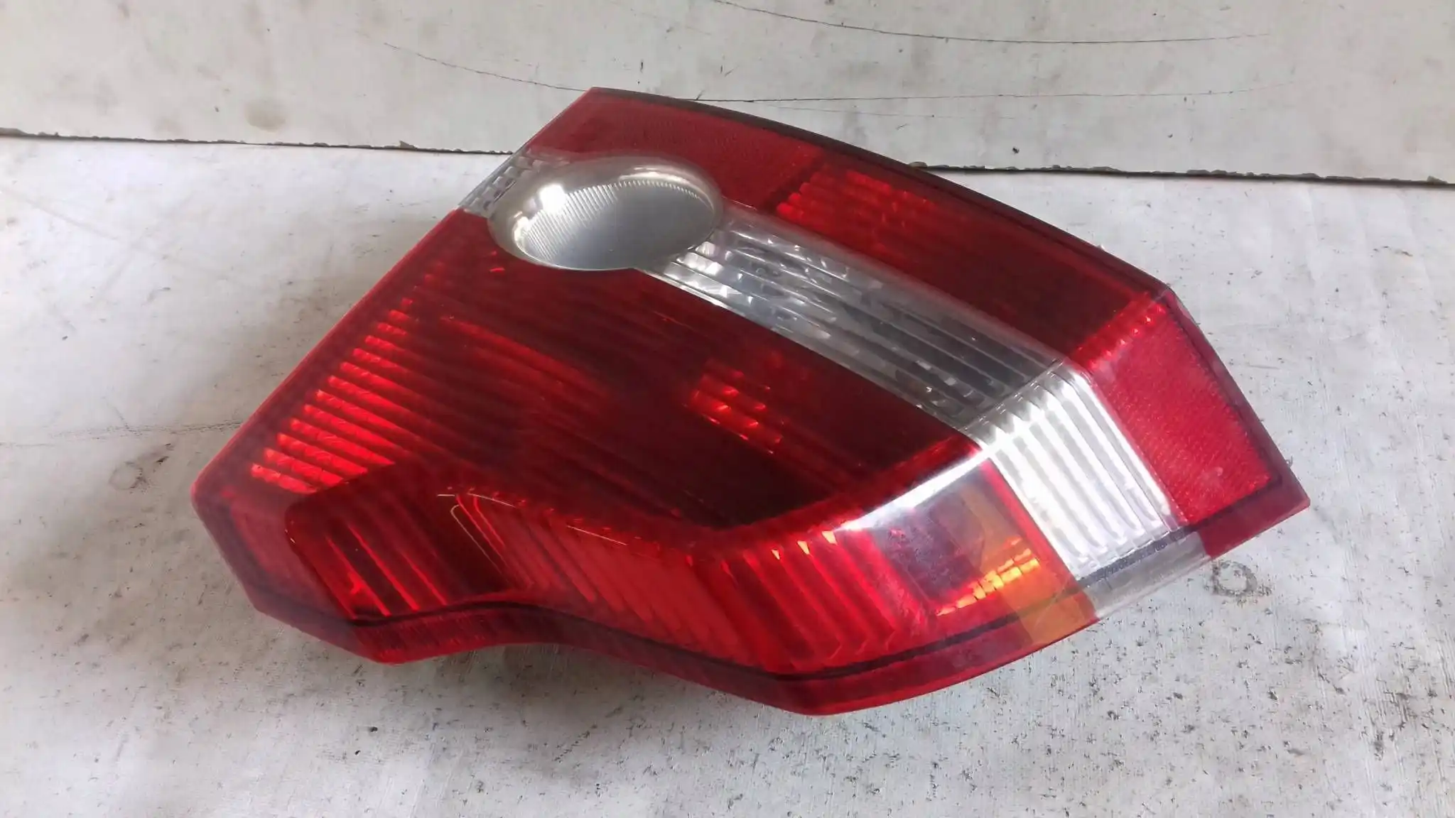 LAMPA LEWY TYŁ TYLNA 30698912 VOLVO S40 II 04-