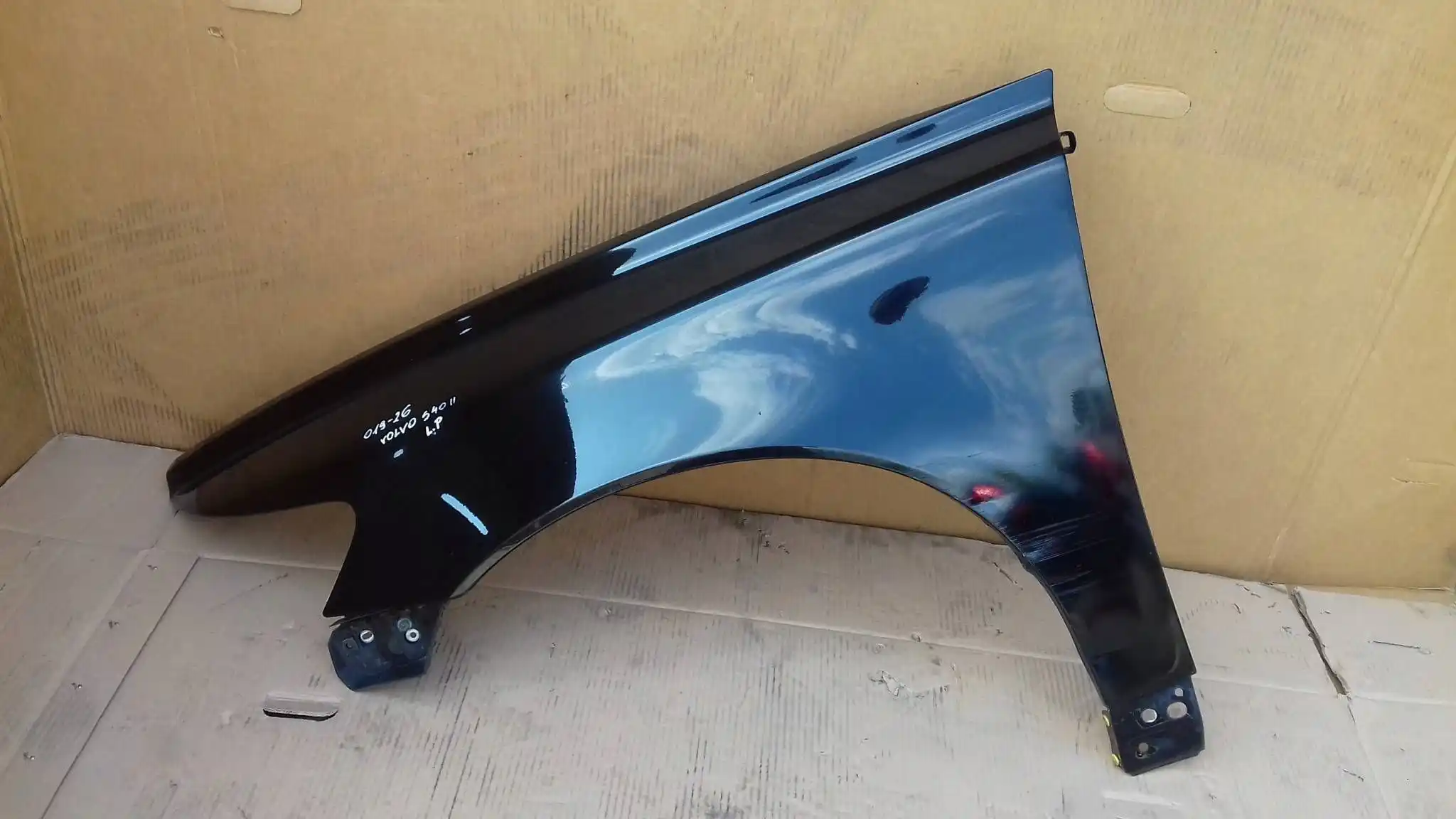 BŁOTNIK LEWY PRZÓD PRZEDNI VOLVO S40 II V50 04-07 LAK 019-26