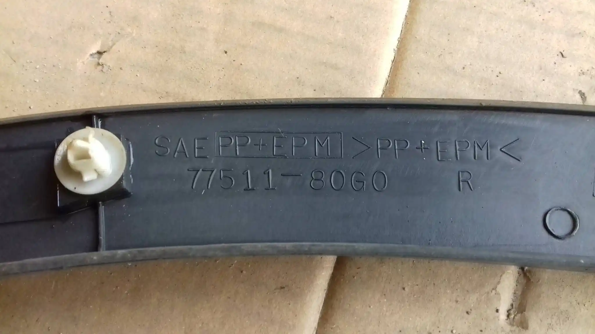 LISTWA BŁOTNIKA PRAWY PRZÓD 7751180G0 SUZUKI IGNIS 00-06