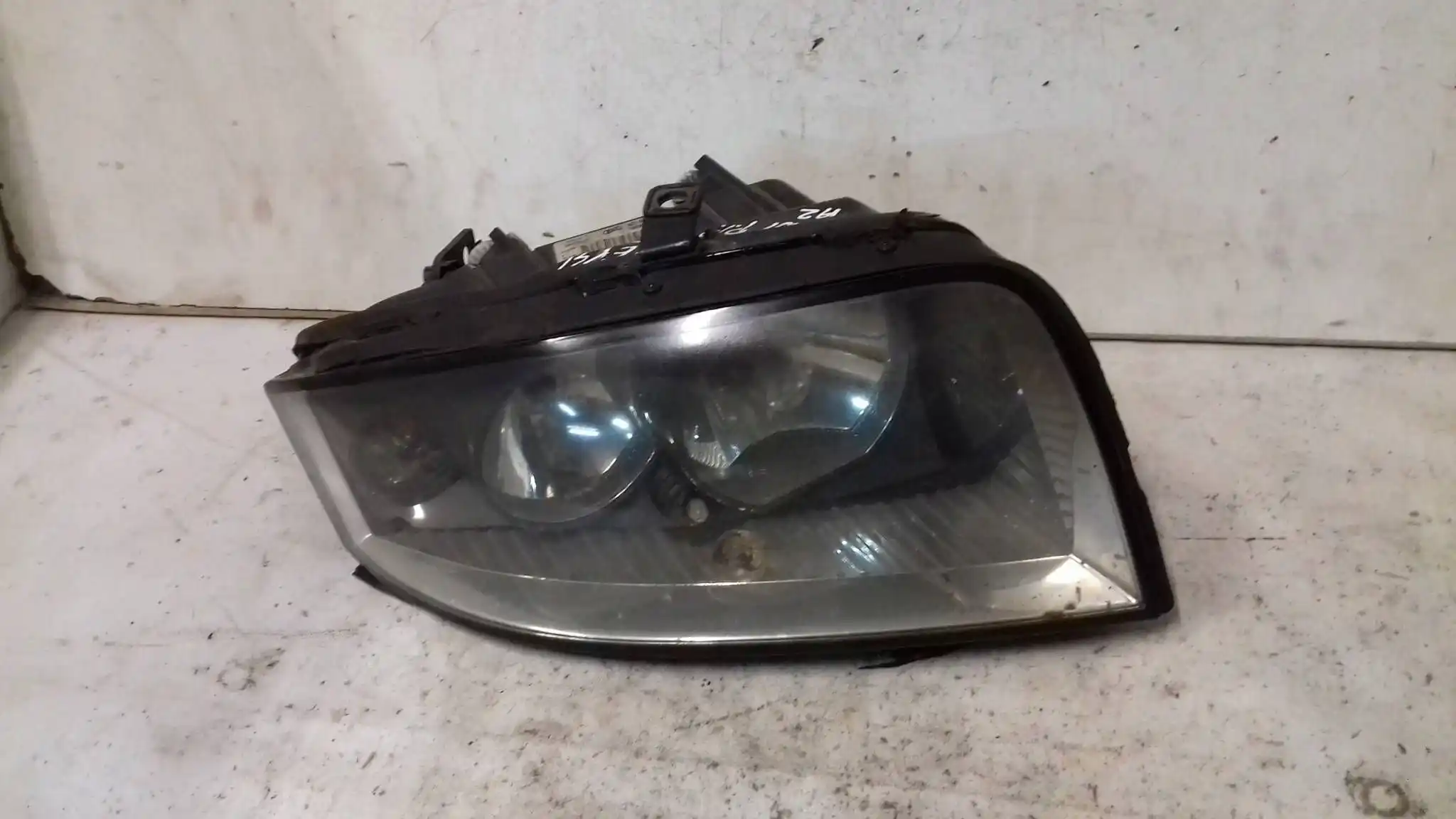 LAMPA PRAWY PRZÓD PRZEDNIA 8Z0941004 AUDI A2 99-