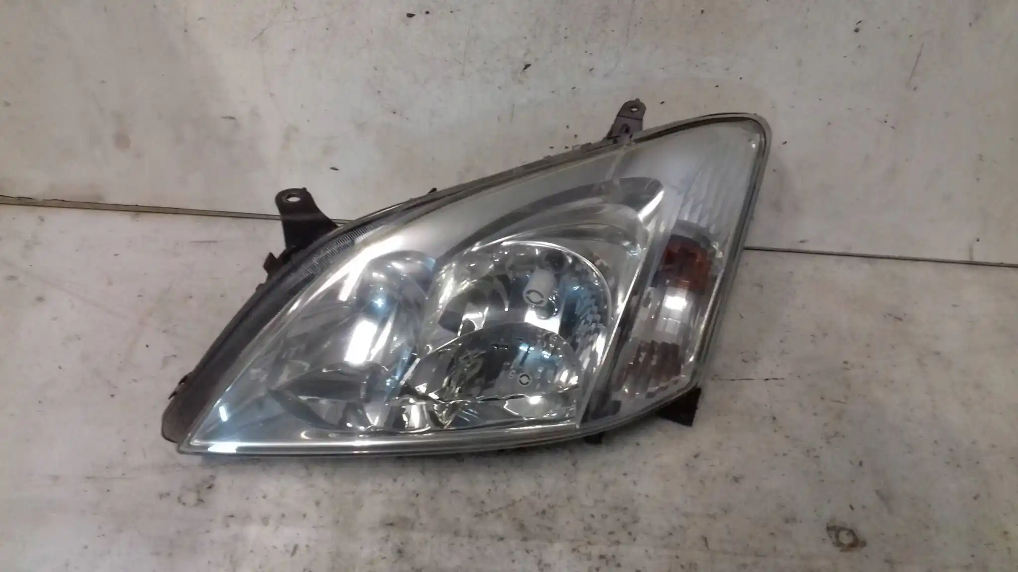 LAMPA LEWY PRZÓD PRZEDNIA 8115002150 TOYOTA COROLLA E12 01-04