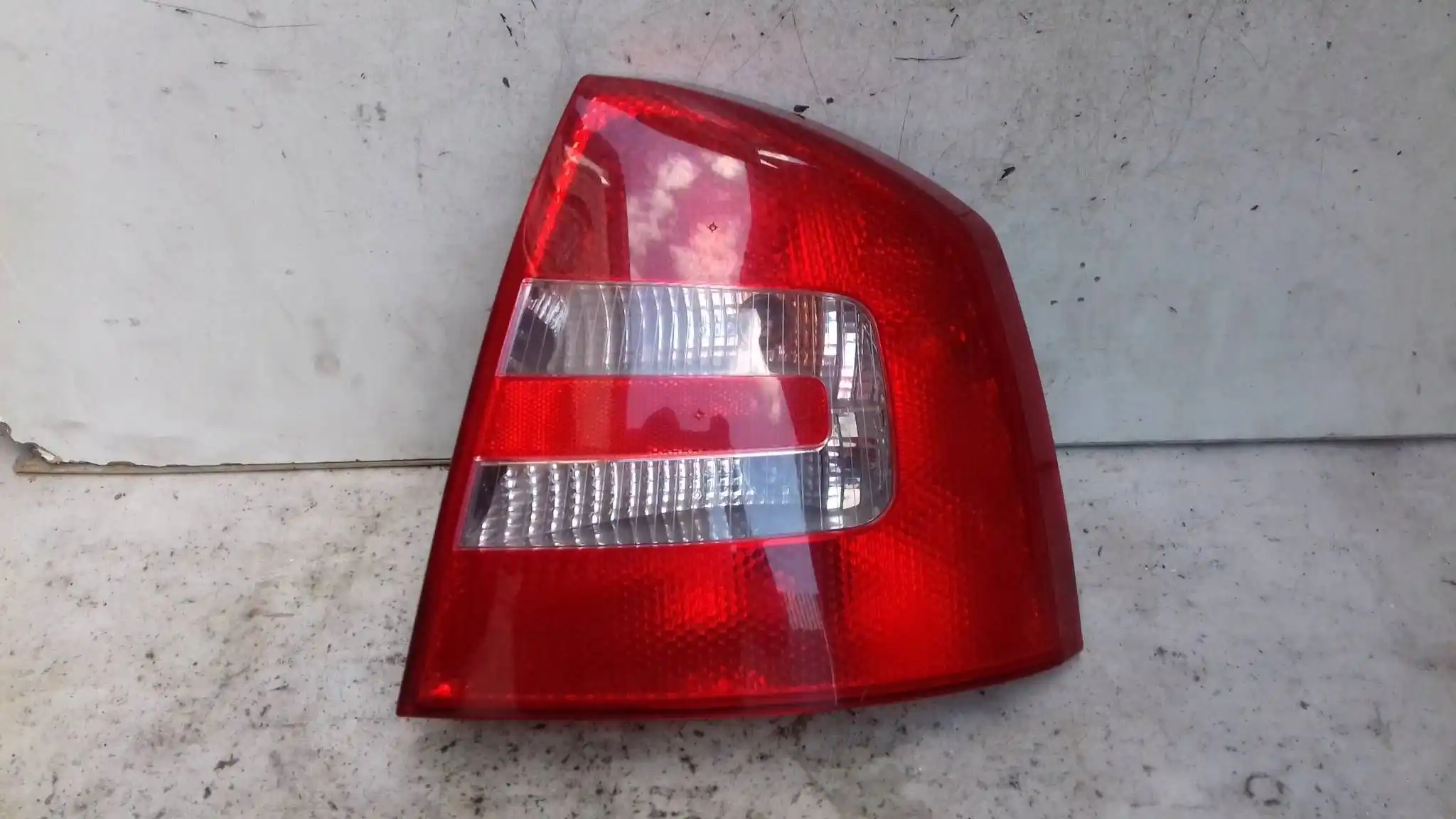 LAMPA PRAWY TYŁ TYLNA 1Z5945096A SKODA OCATVIA II HB 04-