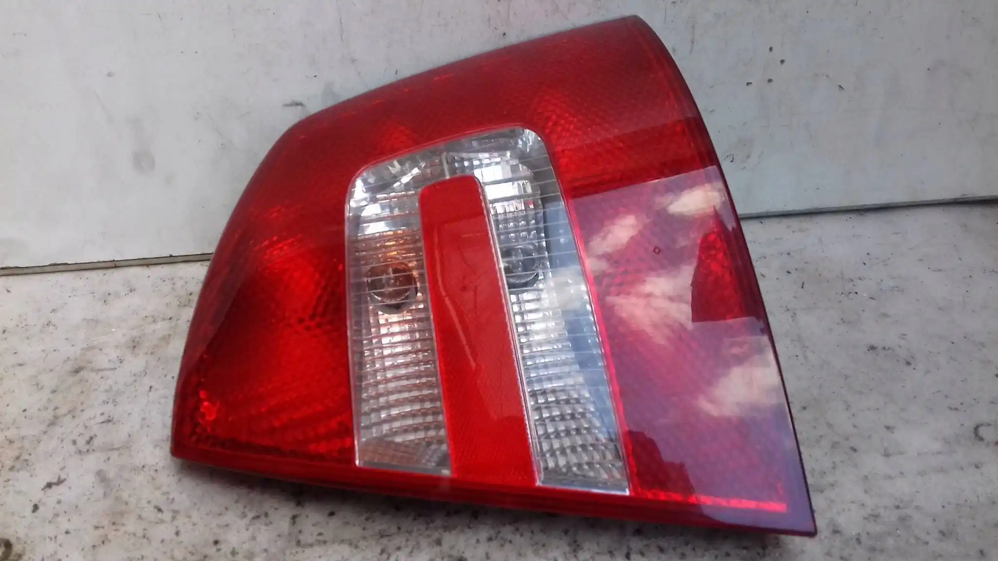 LAMPA PRAWY TYŁ TYLNA 1Z5945096A SKODA OCATVIA II HB 04-