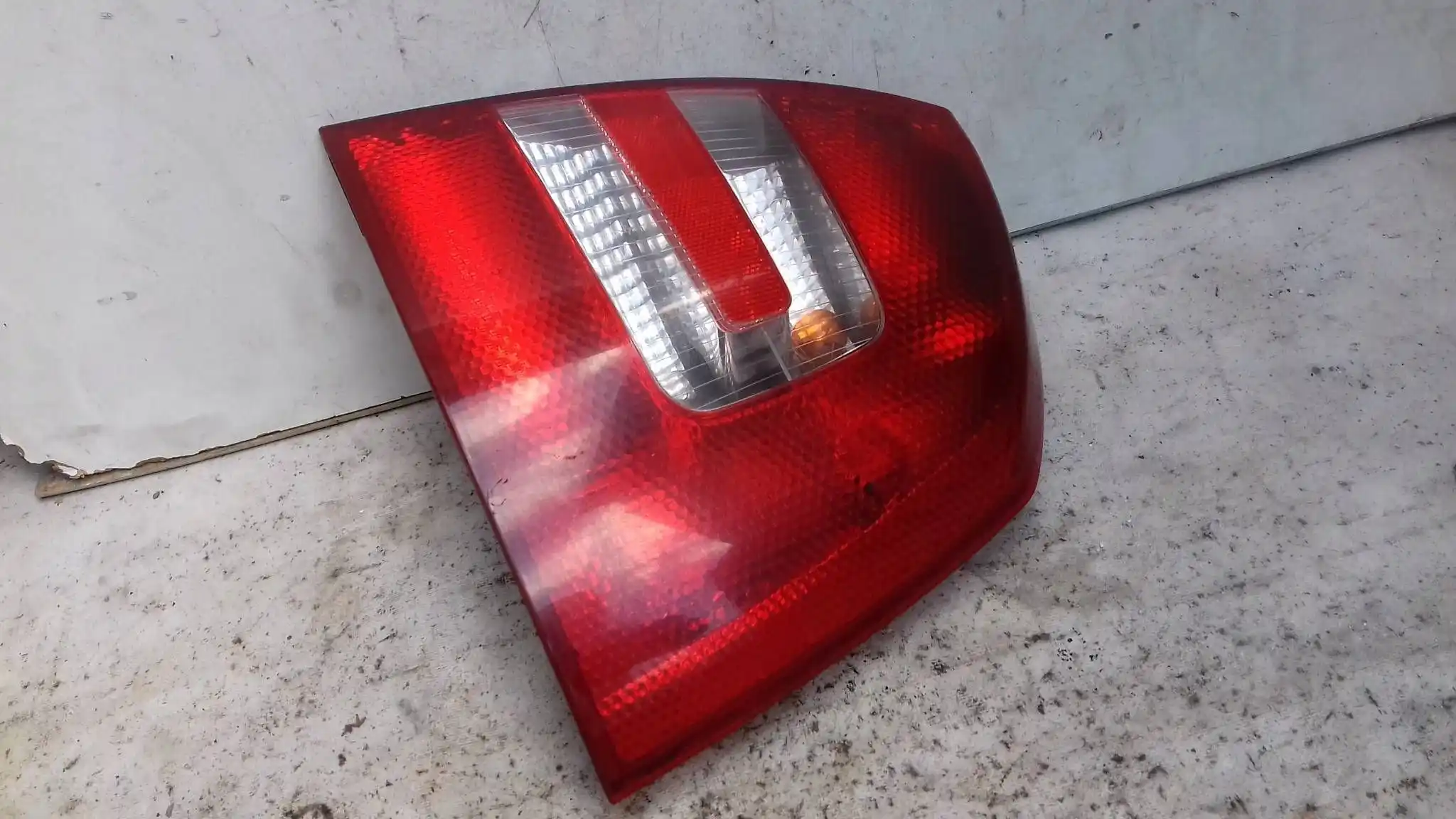 LAMPA PRAWY TYŁ TYLNA 1Z5945096A SKODA OCATVIA II HB 04-
