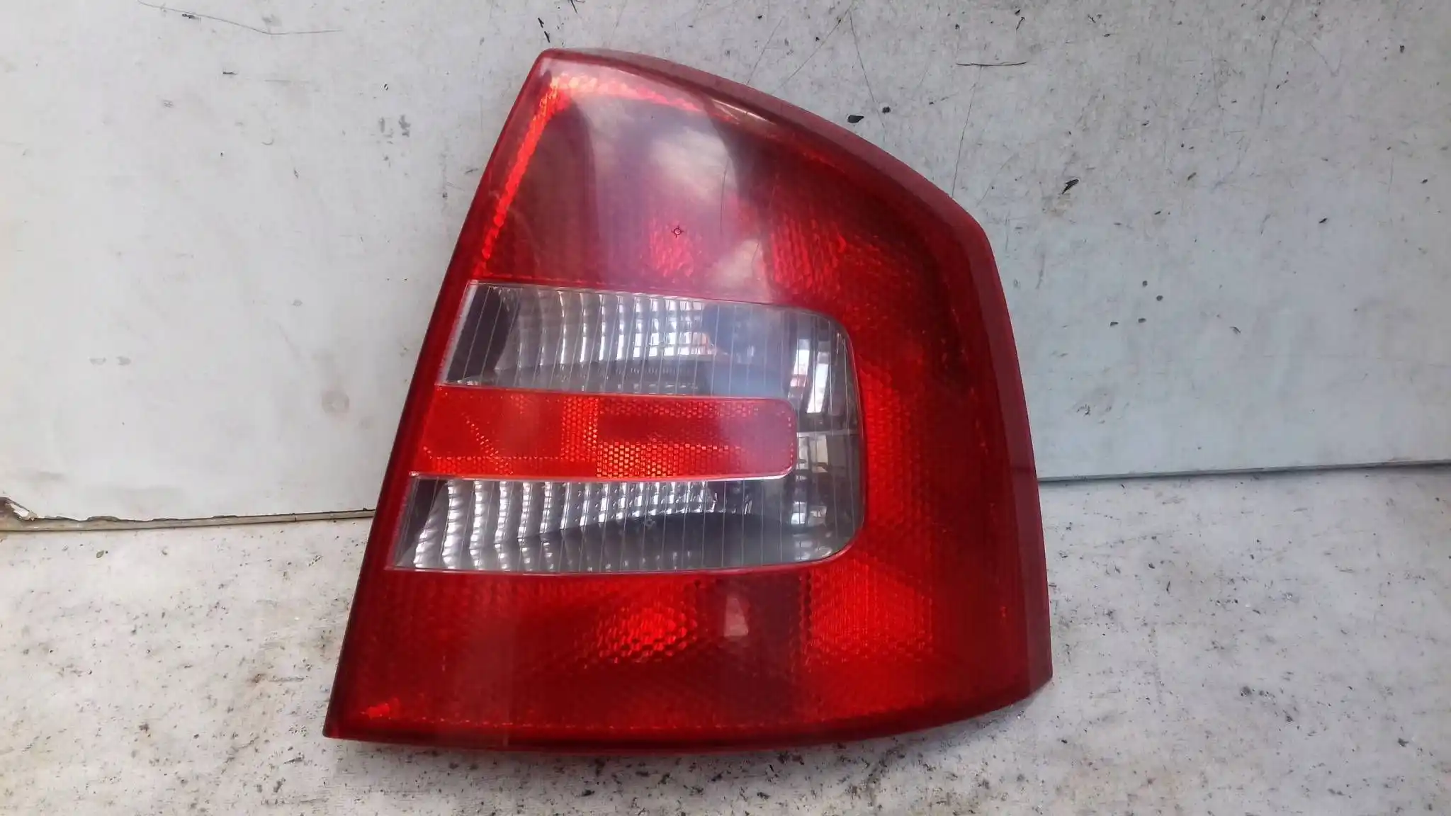 LAMPA PRAWY TYŁ TYLNA 1Z5945096A SKODA OCATVIA II HB 04-