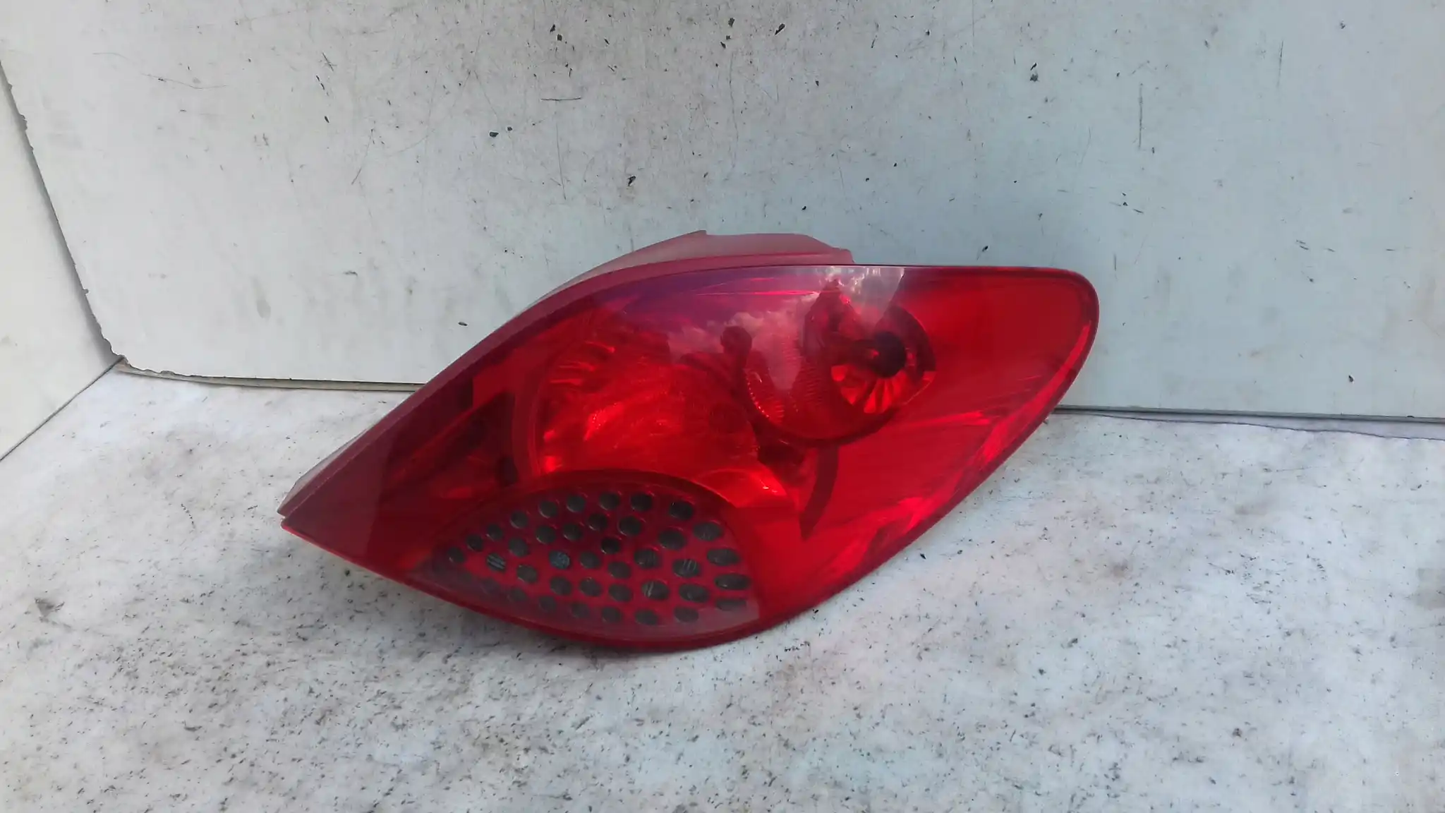 LAMPA PRAWY TYŁ TYLNA PEUGEOT 207 HB 06-09