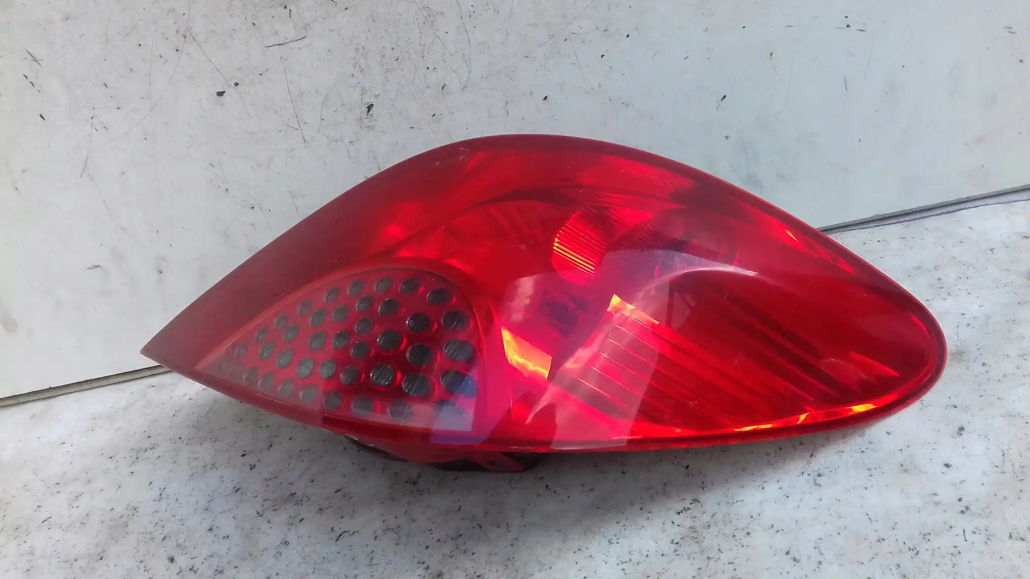LAMPA PRAWY TYŁ TYLNA PEUGEOT 207 HB 06-09