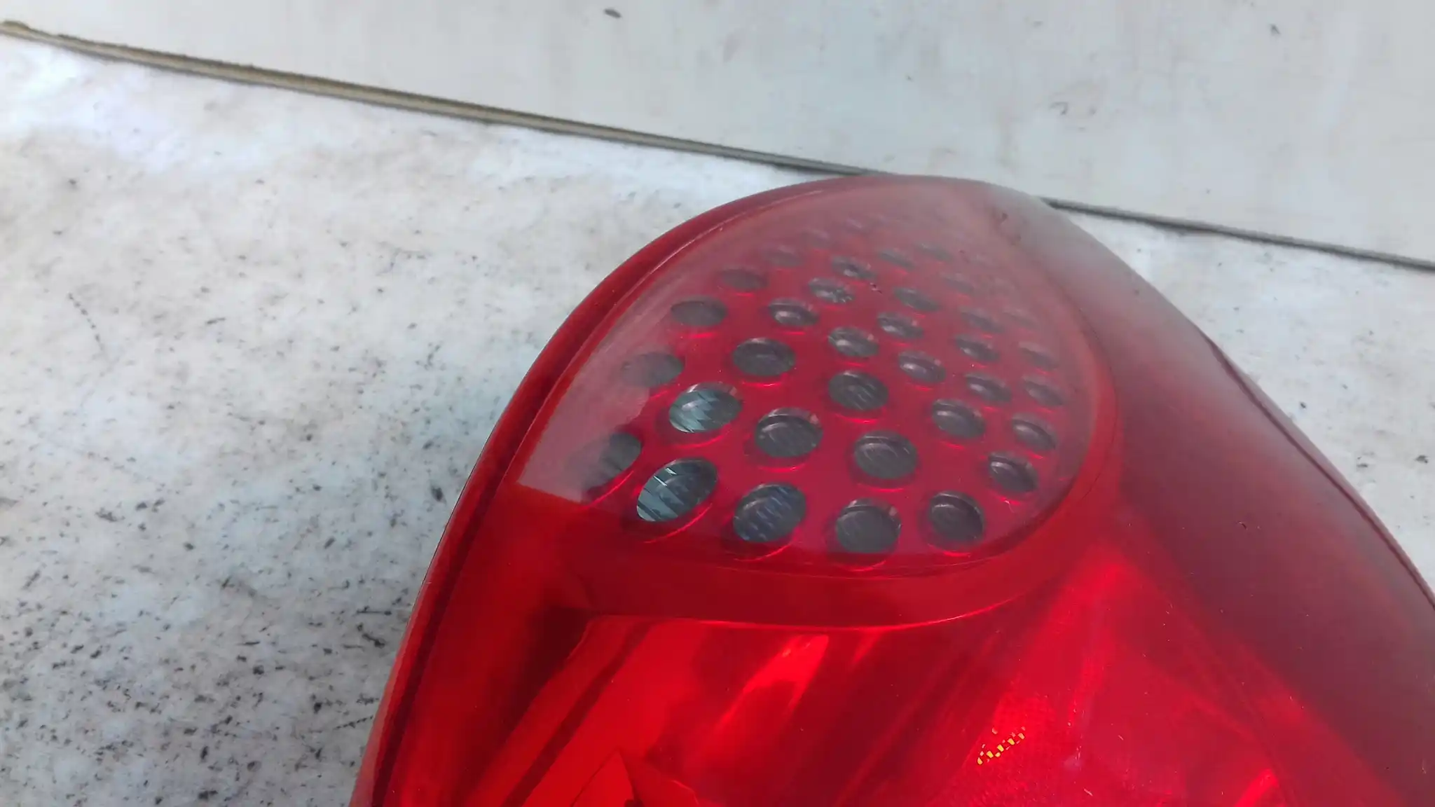 LAMPA PRAWY TYŁ TYLNA PEUGEOT 207 HB 06-09