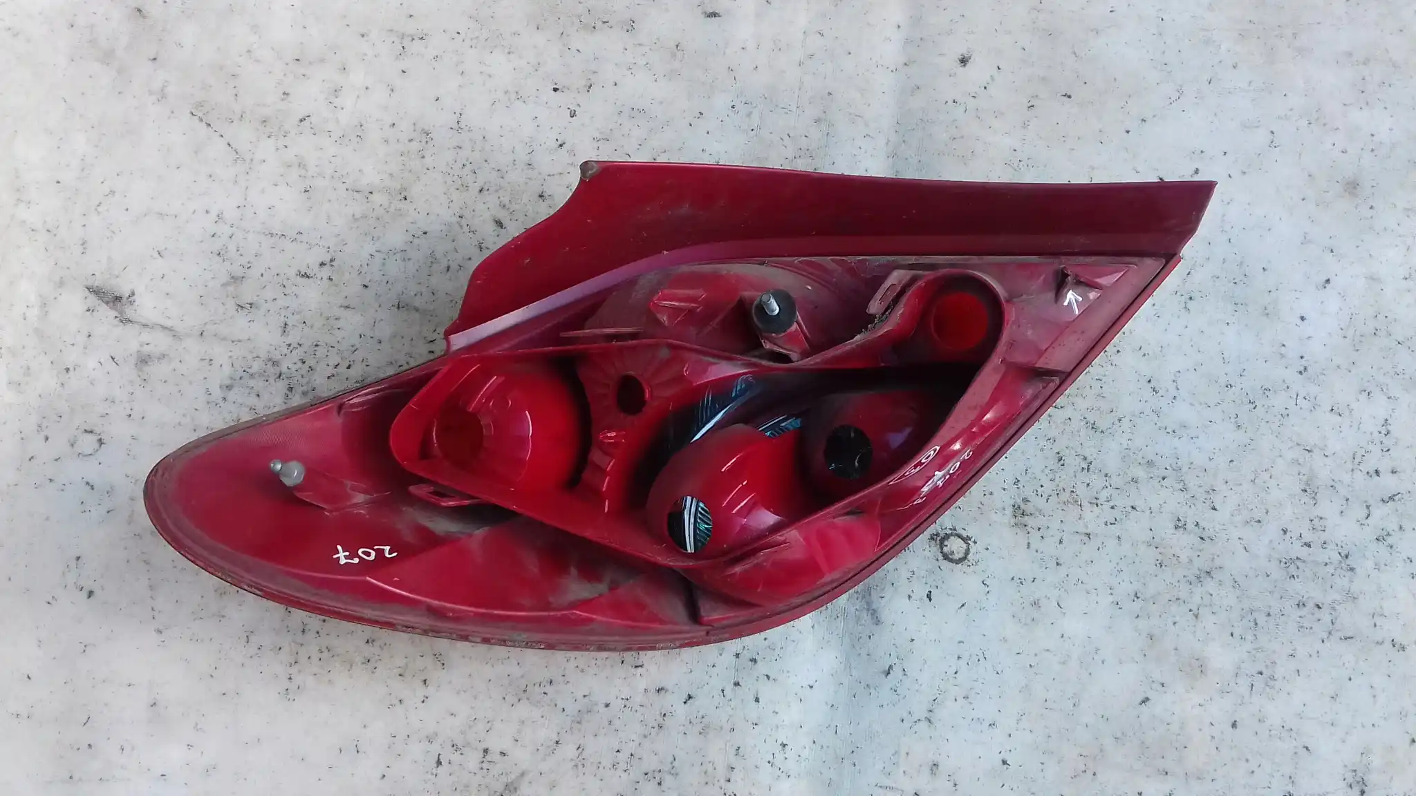 LAMPA PRAWY TYŁ TYLNA PEUGEOT 207 HB 06-09