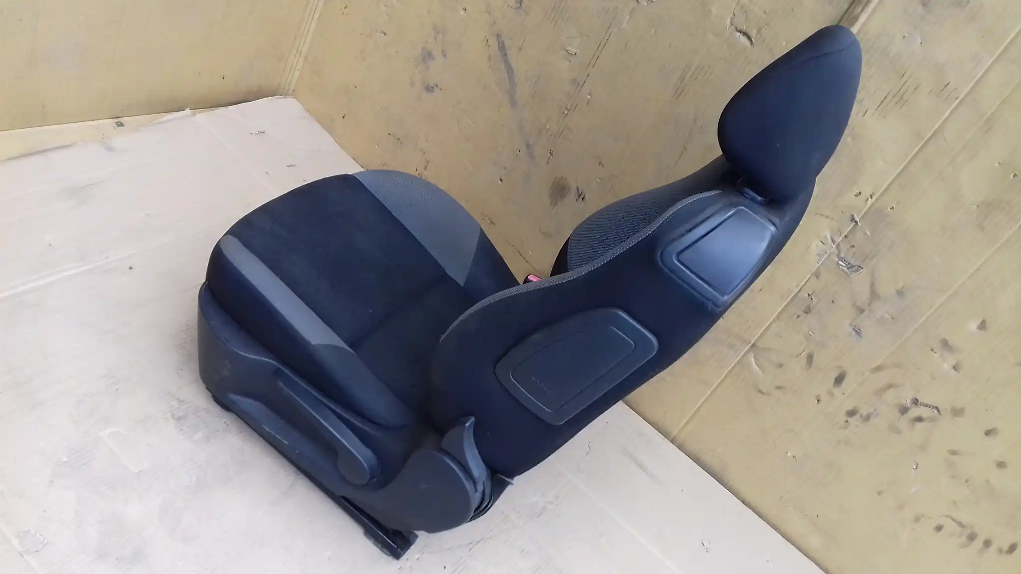 FOTEL LEWY PRZÓD PRZEDNI PEUGEOT 207 HB 3D 06-