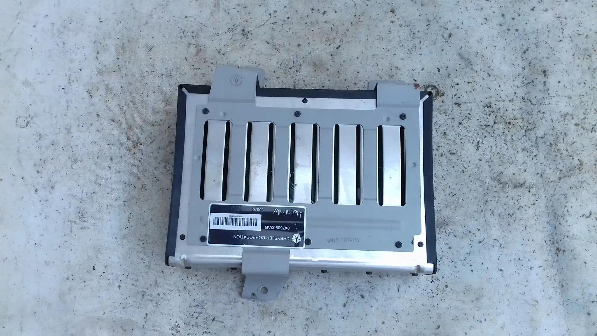 WZMACNIACZ INFINITY 04760902AB CHRYSLER 300M 99-