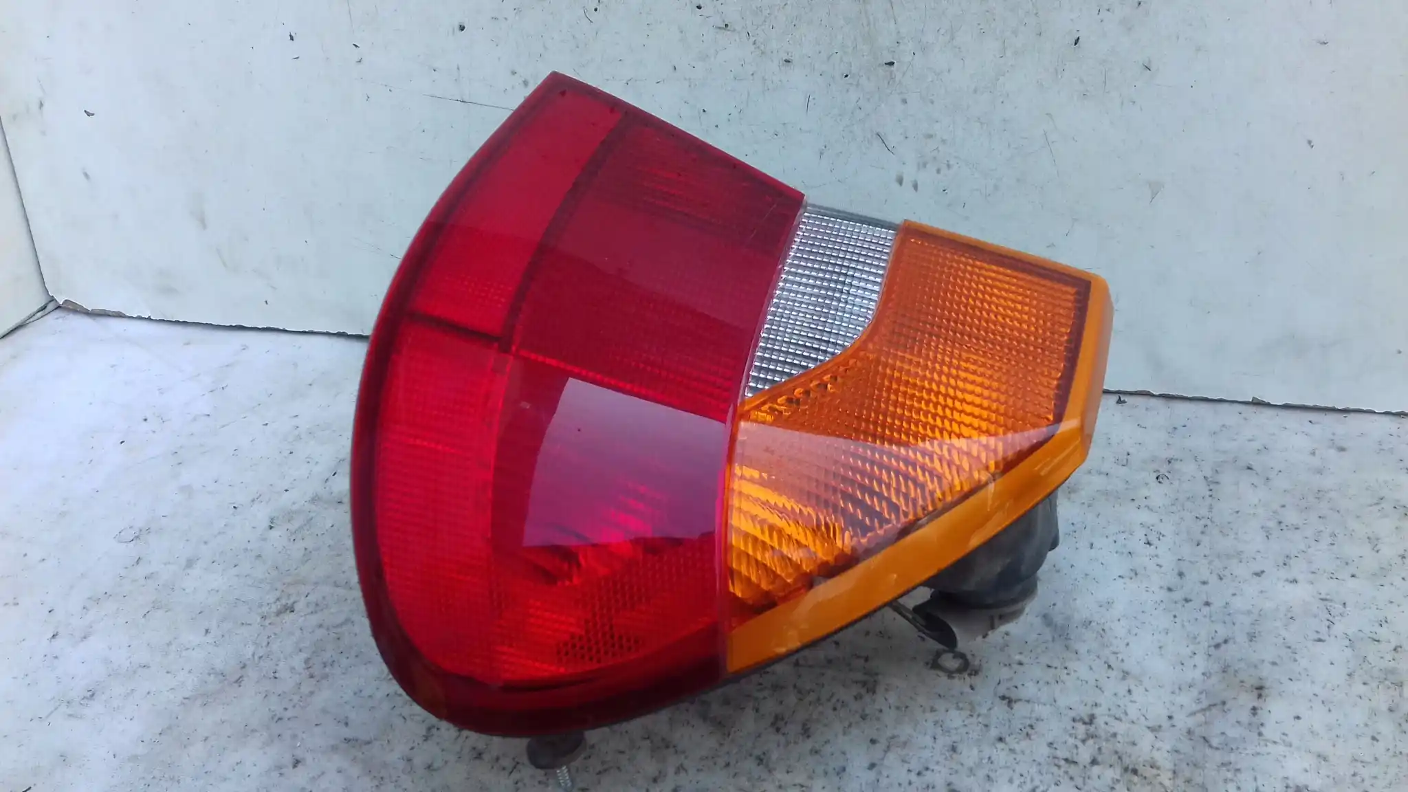 LAMPA PRAWY TYŁ TYLNA CHRYSLER 300M 3.5 V6 99-