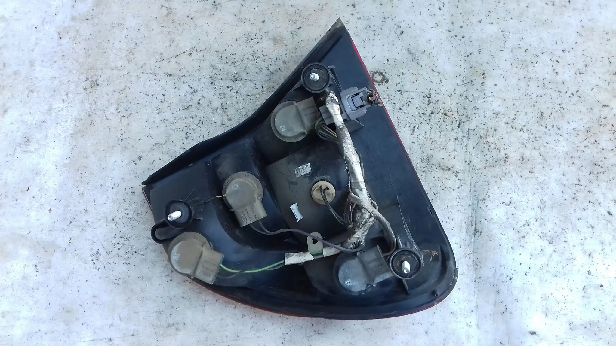 LAMPA PRAWY TYŁ TYLNA CHRYSLER 300M 3.5 V6 99-
