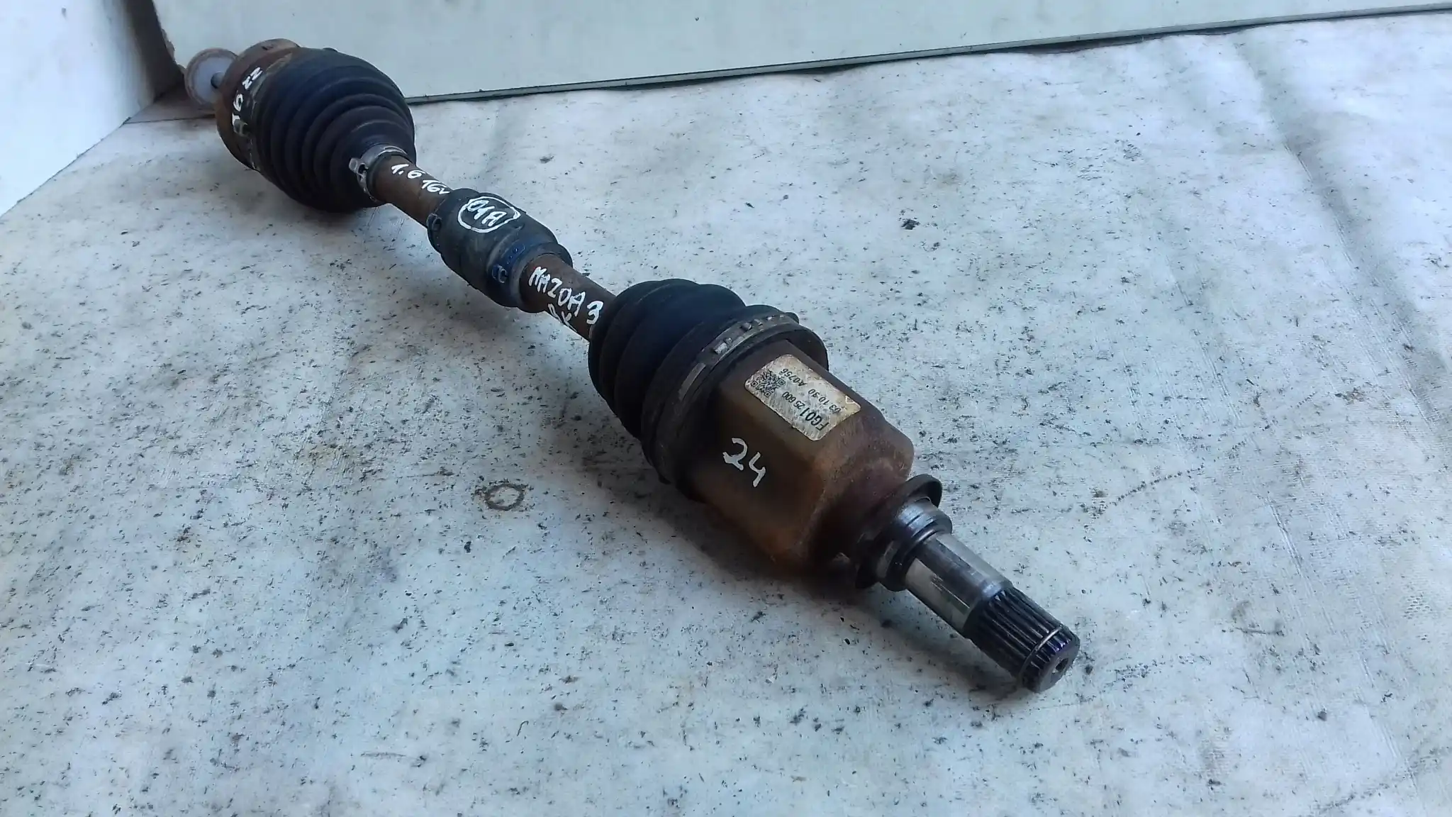 PÓŁOŚ LEWA KRÓTKA 36/24 FG0125600 MAZDA 3 BK 1.4 1.6 16V 03-