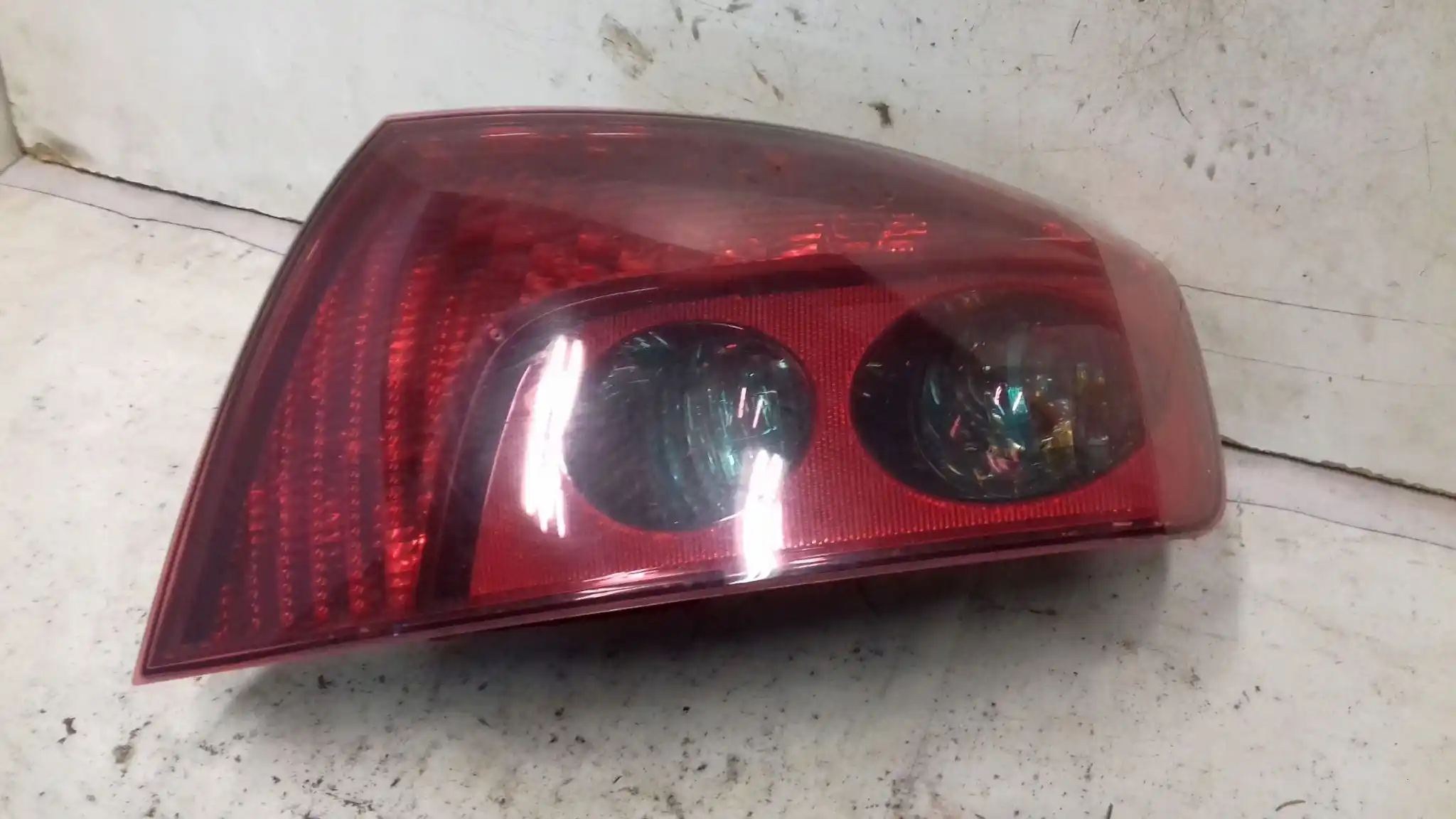 LAMPA PRAWY TYŁ TYLNA PEUGEOT 407 SEDAN 04-08