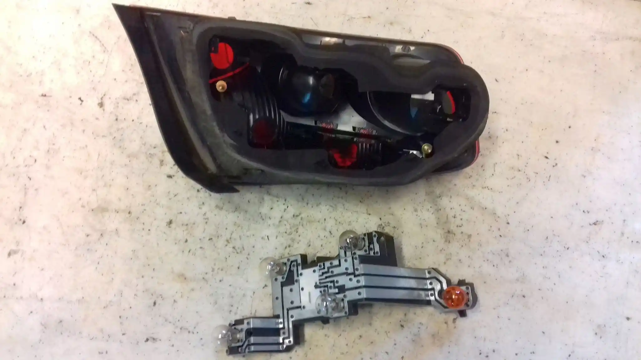 LAMPA PRAWY TYŁ TYLNA PEUGEOT 407 SEDAN 04-08