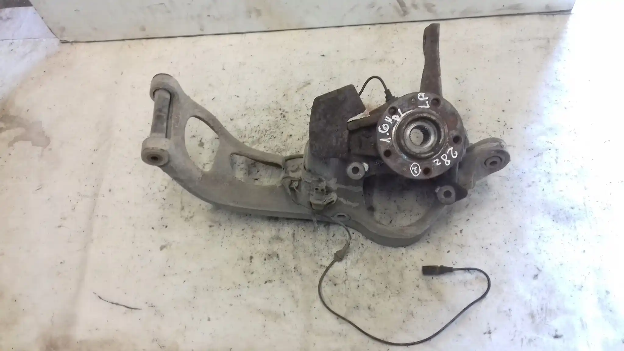 ZWROTNICA PIASTA LEWY PRZÓD PRZEDNIA 28Z PEUGEOT 407 1.6 HDI 04-